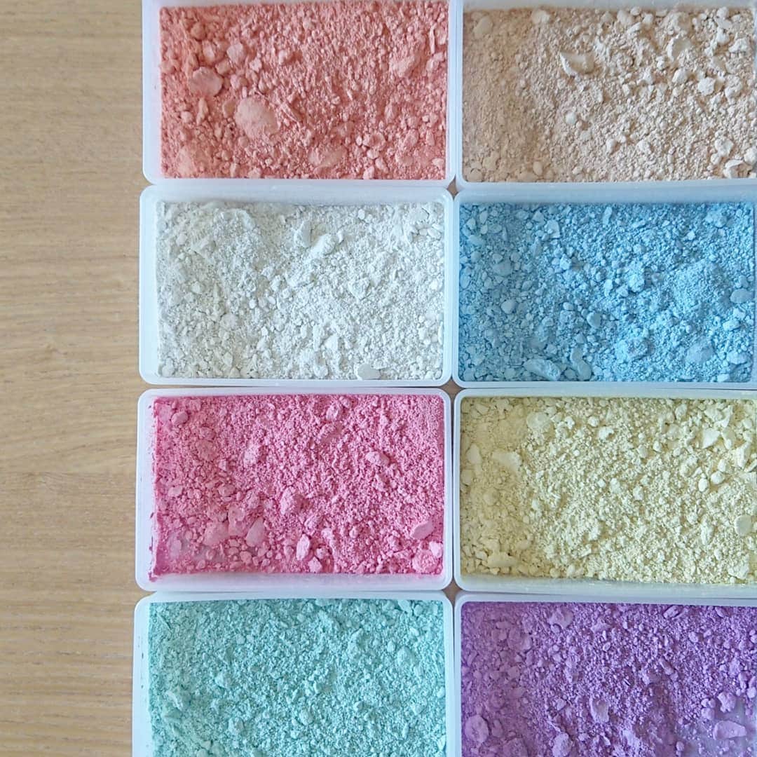 おおぬまゆきさんのインスタグラム写真 - (おおぬまゆきInstagram)「. . 4月のワークショップ、Finishing Powderは新色が加わって、この8色✨で作ります！ 遡ってみたら、このパウダーを最初にレッスンしたのは2015年でした。 4年前から何度も開催している人気もの。 . このパステル8色は、私が色味やキラキラ感を調整して作っているので、新色も皆さんに気に入ってもらえたら嬉しいなー。 . 見てもらうサンプルはこれから作るのだけど💦 明後日から、どうぞよろしくお願いいたします!! . . . #floatワークショップ  #floatコスメ #手作りコスメ . . .」4月11日 10時58分 - yuki0207float