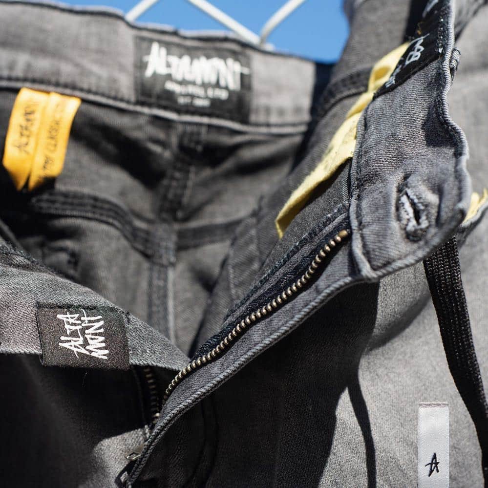 オルタモントのインスタグラム：「The devil is in the details.. legacy branded hardware, custom color story, built in lace loops, & triple stitching for durability 😈 // Buy any denim & get a FREE hat while supplies last // #DefineYourDecade #CFADC」
