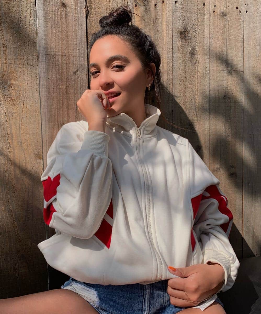 ステラ・ハジェンズのインスタグラム：「smiling thru the pain of being sick 🤕 @fashionnova #sponsored」