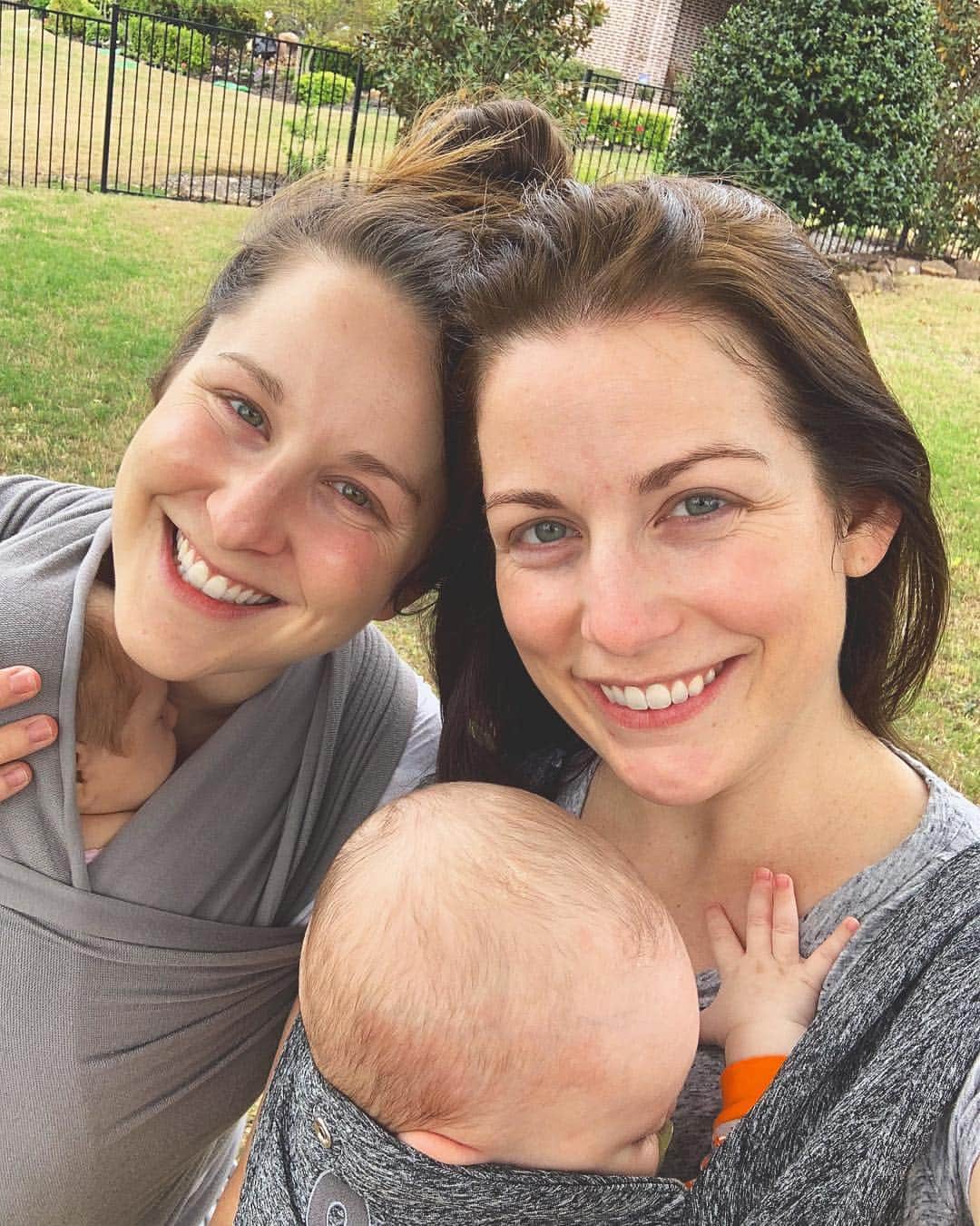 カーリー・パターソンのインスタグラム：「Love my bff/sister more than anything!!! I only wish we got to do this every weekend, but I cherish the precious time we get together😭❤️#nationalsiblingday」
