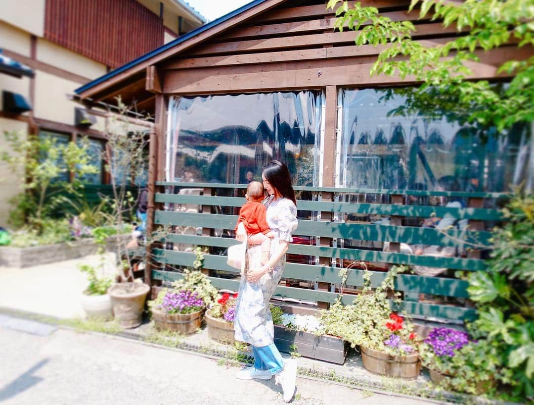 押切もえさんのインスタグラム写真 - (押切もえInstagram)「先週末、息子と鎌倉へ。 @naru__panda @miyu_irie @maitakagi110  と楽しい午後のひとときを。 あたたかな日差し、心地よい風、季節ならではの花の鮮やかな色と香り、みんなとの会話に癒されました🌼 #鎌倉 #電車旅 #lunch #trip #kamakura #行きたかったレストランにも」4月11日 11時20分 - moe_oshikiri
