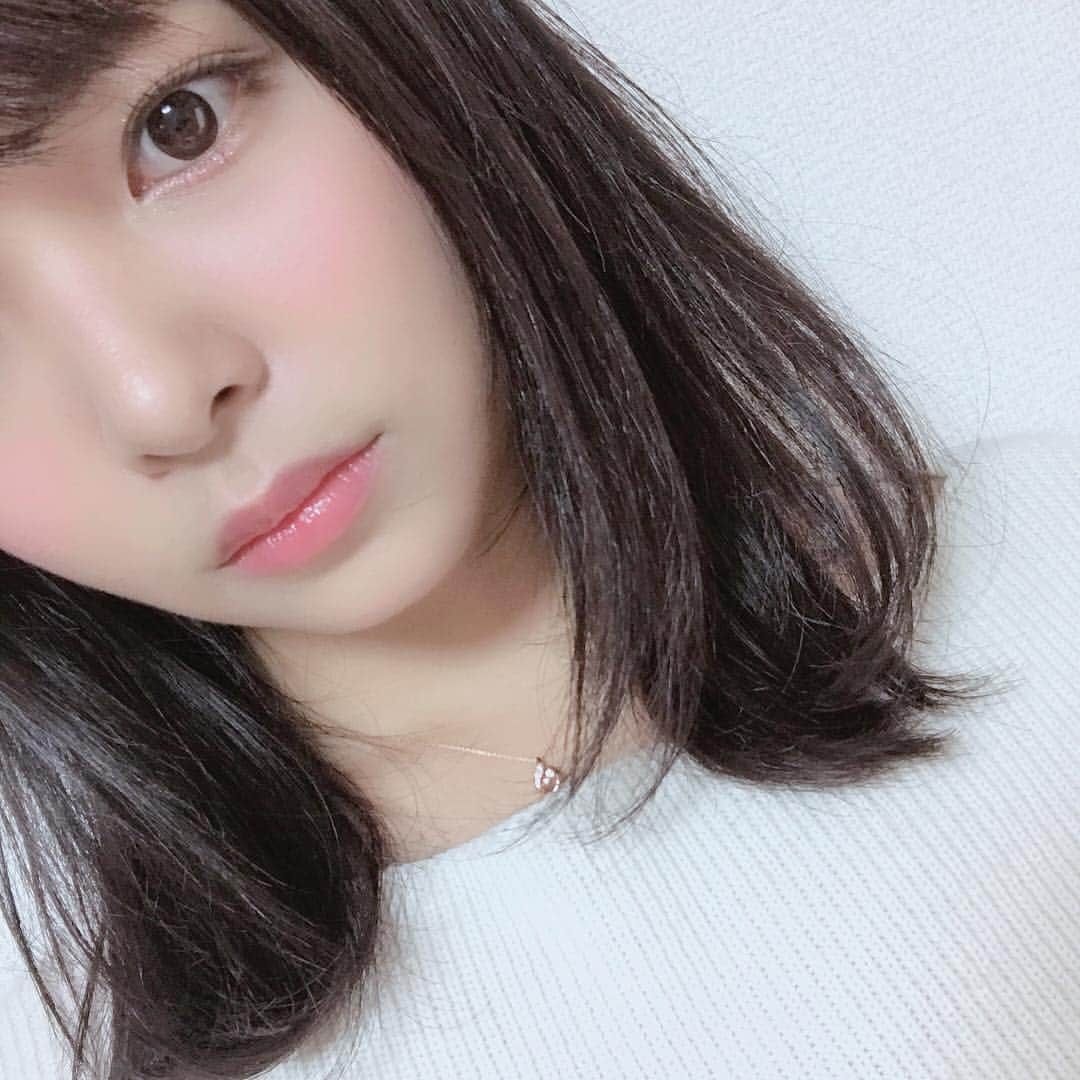 西谷麻糸呂さんのインスタグラム写真 - (西谷麻糸呂Instagram)「おはようございます🌞  今日から暖かくなって嬉しいですね！  最近春らしいピンクメイクが多いです🌸 そして先日 @cupola_omotesando で 髪をパープルブラック(←今自分で命名)にしてもらいました😆 光が当たるとさり気無く紫に見えます👾🔮 黒髪でも重くなり過ぎなくて抜け感が出る！ 南川さん(@masaruman )いつもありがとう😊  今日も稽古頑張ってきます👌 * * * #japan #japanese #tokyo #asia #girl #happy #photo #photography #西谷麻糸呂 #beauty #cute #メイク #コスメ #makeup #make #ましろメイク #asiangirls #pink #haircolor #hairstyle #hair #グラビア」4月11日 11時32分 - mashiron21