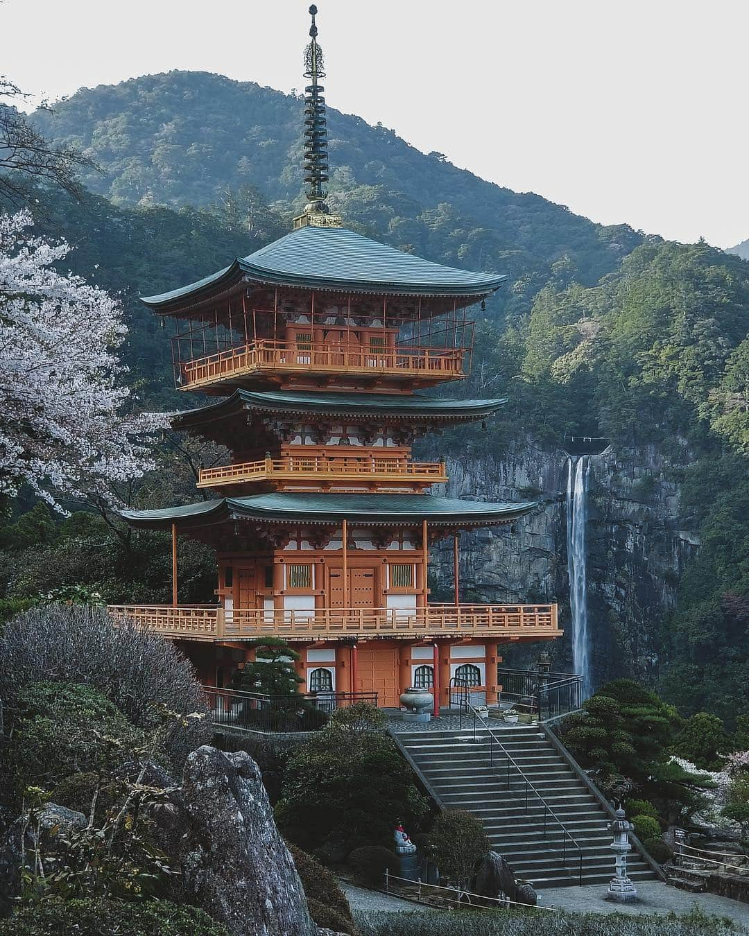 Valiant Language Schoolさんのインスタグラム写真 - (Valiant Language SchoolInstagram)「・ 📷: @kumanoguides ・ . 📍: Nachi Falls, Higashimuro-Gun, Wakayama | 和歌山県那智山、那智の滝 🏯🌸 ・ At 133m Nachi no Otaki is the tallest waterfall in Japan. It is the origins of the nature worship of Nachi Taisha (one of the 3 grand shrines of this region) 📸 .」4月11日 11時28分 - valiantjapanese