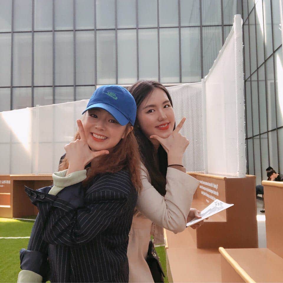 ユ・ボファさんのインスタグラム写真 - (ユ・ボファInstagram)「대학생활이후 정말 친숙한곳이 되버림..오늘도 전시.. 화이팅..❣️ 나 학교에 친구있어요.. 나이차 많이나는 친구..🙌🏻😊 #친구」4月11日 11時30分 - yoobohwa