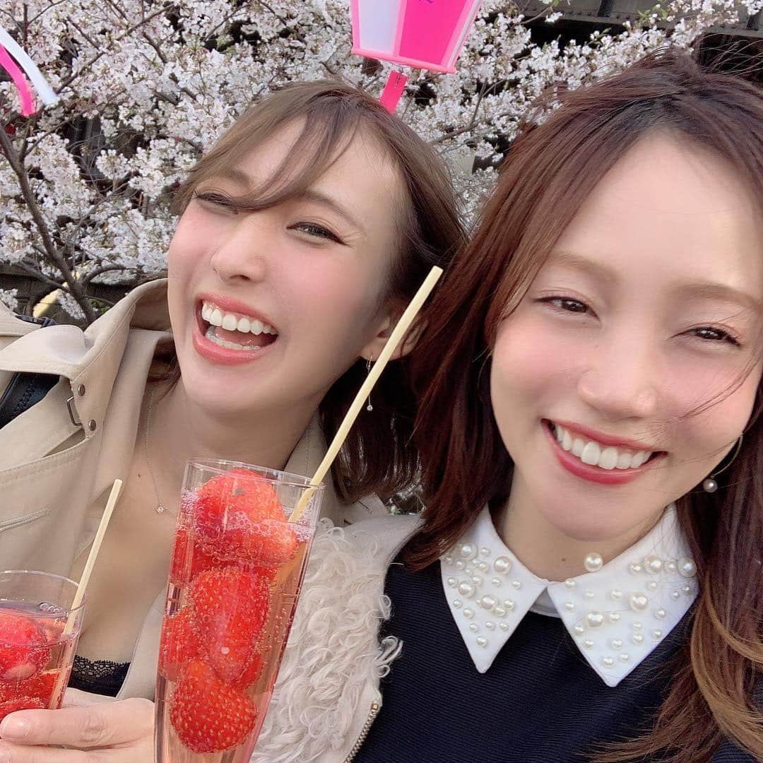 古田ちさこさんのインスタグラム写真 - (古田ちさこInstagram)「🌸🍓🍸 昨日の試合一緒にラジオとスポナビで追ってて喜んでる人(左)と凹んでる人(右)。 今さら感あるお花見写真🌸 前日お友達から『中目黒のお花見行った？』って聞かれて、『人多くて行く気しなくて〜』って言ってたのに。 可愛い子に誘われてホイホイ行ってしまったよ。笑 🌸 #中目黒#中目黒桜まつり#お花見#sakura#苺スパークリング#竹串ゆがんでる#お鮨ランチ#とろたく#あじ#しめさば#sushi#日本人で良かった」4月11日 11時31分 - chisakofuruta