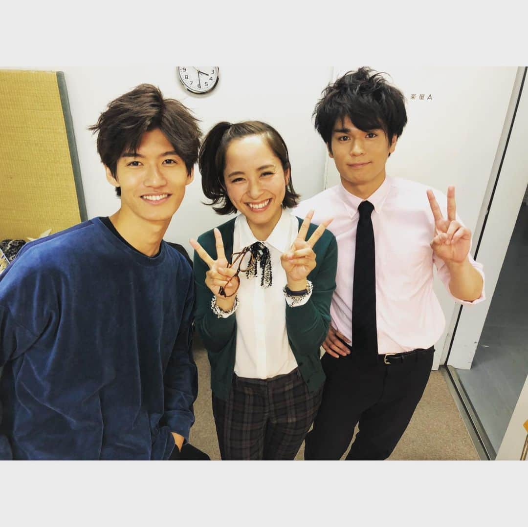 武田訓佳さんのインスタグラム写真 - (武田訓佳Instagram)「#トゥルロマ #こちらトゥルーロマンス株式会社 ・ ご覧くださったみなさま、 応援してくださったみなさま、 本当にありがとうございました❤️❤️ ・ ・ ラブコメディ💓 ・ 稽古から一生分笑ったんじゃないか ってくらい、爆笑の毎日。 台本読ませてもらった時点で 笑いがもう止まりませんでした😂💕 作・演出 #木下半太 さんの作品の面白さを、観に来てくださった皆さまと共有できて嬉しい❤️ ・ それから、今回痛感したのは お芝居の奥深さ。 こうやって新しいジャンル&新しい役どころに挑戦させていただける事に感謝。 自分が悩むことは毎度のことながら😂 今回はいつか共演したい！と願っていた方々といっぺんに一緒になれた！ とても幸せな公演でした。 立ち稽古した日、先輩方の 度肝を抜くお芝居に鳥肌がたった あの感覚が昨日のことのよう。 ・ デコ比べしてくださる先輩❤️笑 林さんとは5月の舞台も一緒☺️🌸 ・ Bチーム 高野役 のウネちゃん🌱 一緒にたくさん悩んだ。 我が家に泊まりにきてくれたり、 その時に伝説つくったり、← 思い出たっぷり🤤💕 ウネちゃん高野、素敵だったなぁ。 今回本番ご一緒できなかったから、 ぜひどこかで共演したい！ すごくステキな役者さん❤️ ・ はっしー&ゆういちくんは同い年😇 同い年が少ないこの世界。 イケメン2人と一緒に出来たこともよき思い出😊🌸 はっしーのキリン🦒(わかります？) もっかい観たいなぁ。笑笑 ・ ・ ダブルキャストの特権。 大好きな作品を、お客さんとして観られた事も嬉しかったなぁ。 新たな発見があったり、純粋に爆笑したり。 ・ そして。 半太さん自身がとてもこの作品を愛していて、その愛がキャストに伝わって、お客様にも広がって。 その瞬間をたくさん感じられたこの作品。 小屋に入って、音や照明の偉大さ、スタッフさんの優しさに改めて気付いたり。 繊細に、ひしひしと、この作品、この時間が愛おしく感じていました。 ・ ・ プロデューサーのあだち理絵子さんに誘っていただいてから、あっっという間。 こんなチャンスをくださったあだちさんに大感謝😭💕 ・ ・ ちょっと待って。 ・ かけば書くほど 感謝 と 嬉しい と 幸せ しか出てこない。(語彙力) ・ とにかく、大好きな日々でした。 今すっごく寂しいよ。 想いが溢れて長くなっちゃった😅 ・ ・ またみんなと集まれますように。切望。 ・ ・ #高野 #たぶん #優子 もしくは #幸子 #メガネ女子 #デコ女子 #デコ比べ #今日のデコ #今回は #なんちゃってヘアメイクさん #させてもらったり #楽屋でも楽しんでました #写真 #枚数制限 #😢 #差し入れ #お手紙 #お花 #感謝です #大切に #愛でてます #ありがとうございます #❤️ #7」4月11日 11時38分 - kunika0117