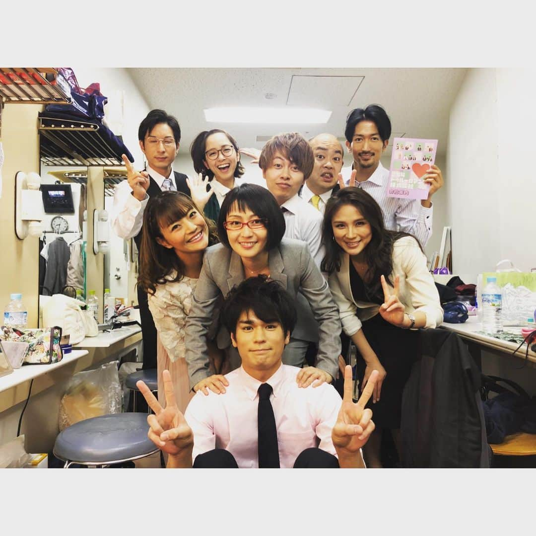 武田訓佳さんのインスタグラム写真 - (武田訓佳Instagram)「#トゥルロマ #こちらトゥルーロマンス株式会社 ・ ご覧くださったみなさま、 応援してくださったみなさま、 本当にありがとうございました❤️❤️ ・ ・ ラブコメディ💓 ・ 稽古から一生分笑ったんじゃないか ってくらい、爆笑の毎日。 台本読ませてもらった時点で 笑いがもう止まりませんでした😂💕 作・演出 #木下半太 さんの作品の面白さを、観に来てくださった皆さまと共有できて嬉しい❤️ ・ それから、今回痛感したのは お芝居の奥深さ。 こうやって新しいジャンル&新しい役どころに挑戦させていただける事に感謝。 自分が悩むことは毎度のことながら😂 今回はいつか共演したい！と願っていた方々といっぺんに一緒になれた！ とても幸せな公演でした。 立ち稽古した日、先輩方の 度肝を抜くお芝居に鳥肌がたった あの感覚が昨日のことのよう。 ・ デコ比べしてくださる先輩❤️笑 林さんとは5月の舞台も一緒☺️🌸 ・ Bチーム 高野役 のウネちゃん🌱 一緒にたくさん悩んだ。 我が家に泊まりにきてくれたり、 その時に伝説つくったり、← 思い出たっぷり🤤💕 ウネちゃん高野、素敵だったなぁ。 今回本番ご一緒できなかったから、 ぜひどこかで共演したい！ すごくステキな役者さん❤️ ・ はっしー&ゆういちくんは同い年😇 同い年が少ないこの世界。 イケメン2人と一緒に出来たこともよき思い出😊🌸 はっしーのキリン🦒(わかります？) もっかい観たいなぁ。笑笑 ・ ・ ダブルキャストの特権。 大好きな作品を、お客さんとして観られた事も嬉しかったなぁ。 新たな発見があったり、純粋に爆笑したり。 ・ そして。 半太さん自身がとてもこの作品を愛していて、その愛がキャストに伝わって、お客様にも広がって。 その瞬間をたくさん感じられたこの作品。 小屋に入って、音や照明の偉大さ、スタッフさんの優しさに改めて気付いたり。 繊細に、ひしひしと、この作品、この時間が愛おしく感じていました。 ・ ・ プロデューサーのあだち理絵子さんに誘っていただいてから、あっっという間。 こんなチャンスをくださったあだちさんに大感謝😭💕 ・ ・ ちょっと待って。 ・ かけば書くほど 感謝 と 嬉しい と 幸せ しか出てこない。(語彙力) ・ とにかく、大好きな日々でした。 今すっごく寂しいよ。 想いが溢れて長くなっちゃった😅 ・ ・ またみんなと集まれますように。切望。 ・ ・ #高野 #たぶん #優子 もしくは #幸子 #メガネ女子 #デコ女子 #デコ比べ #今日のデコ #今回は #なんちゃってヘアメイクさん #させてもらったり #楽屋でも楽しんでました #写真 #枚数制限 #😢 #差し入れ #お手紙 #お花 #感謝です #大切に #愛でてます #ありがとうございます #❤️ #7」4月11日 11時38分 - kunika0117