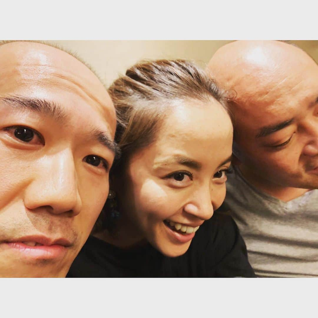 武田訓佳さんのインスタグラム写真 - (武田訓佳Instagram)「#トゥルロマ #こちらトゥルーロマンス株式会社 ・ ご覧くださったみなさま、 応援してくださったみなさま、 本当にありがとうございました❤️❤️ ・ ・ ラブコメディ💓 ・ 稽古から一生分笑ったんじゃないか ってくらい、爆笑の毎日。 台本読ませてもらった時点で 笑いがもう止まりませんでした😂💕 作・演出 #木下半太 さんの作品の面白さを、観に来てくださった皆さまと共有できて嬉しい❤️ ・ それから、今回痛感したのは お芝居の奥深さ。 こうやって新しいジャンル&新しい役どころに挑戦させていただける事に感謝。 自分が悩むことは毎度のことながら😂 今回はいつか共演したい！と願っていた方々といっぺんに一緒になれた！ とても幸せな公演でした。 立ち稽古した日、先輩方の 度肝を抜くお芝居に鳥肌がたった あの感覚が昨日のことのよう。 ・ デコ比べしてくださる先輩❤️笑 林さんとは5月の舞台も一緒☺️🌸 ・ Bチーム 高野役 のウネちゃん🌱 一緒にたくさん悩んだ。 我が家に泊まりにきてくれたり、 その時に伝説つくったり、← 思い出たっぷり🤤💕 ウネちゃん高野、素敵だったなぁ。 今回本番ご一緒できなかったから、 ぜひどこかで共演したい！ すごくステキな役者さん❤️ ・ はっしー&ゆういちくんは同い年😇 同い年が少ないこの世界。 イケメン2人と一緒に出来たこともよき思い出😊🌸 はっしーのキリン🦒(わかります？) もっかい観たいなぁ。笑笑 ・ ・ ダブルキャストの特権。 大好きな作品を、お客さんとして観られた事も嬉しかったなぁ。 新たな発見があったり、純粋に爆笑したり。 ・ そして。 半太さん自身がとてもこの作品を愛していて、その愛がキャストに伝わって、お客様にも広がって。 その瞬間をたくさん感じられたこの作品。 小屋に入って、音や照明の偉大さ、スタッフさんの優しさに改めて気付いたり。 繊細に、ひしひしと、この作品、この時間が愛おしく感じていました。 ・ ・ プロデューサーのあだち理絵子さんに誘っていただいてから、あっっという間。 こんなチャンスをくださったあだちさんに大感謝😭💕 ・ ・ ちょっと待って。 ・ かけば書くほど 感謝 と 嬉しい と 幸せ しか出てこない。(語彙力) ・ とにかく、大好きな日々でした。 今すっごく寂しいよ。 想いが溢れて長くなっちゃった😅 ・ ・ またみんなと集まれますように。切望。 ・ ・ #高野 #たぶん #優子 もしくは #幸子 #メガネ女子 #デコ女子 #デコ比べ #今日のデコ #今回は #なんちゃってヘアメイクさん #させてもらったり #楽屋でも楽しんでました #写真 #枚数制限 #😢 #差し入れ #お手紙 #お花 #感謝です #大切に #愛でてます #ありがとうございます #❤️ #7」4月11日 11時38分 - kunika0117