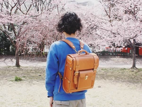 HERZ ヘルツさんのインスタグラム写真 - (HERZ ヘルツInstagram)「#ヘルツ仙台店 近所の #錦町公園 も桜が見頃となっております。  春と言えば新生活のスタート！新年度、鞄も新たにしてみてはいかがでしょうか？ 仙台店では学生の方や社会人の方にもオススメのリュック3点をピックアップしてみました。 桜バックの写真でお届けいたします。  他にも個性様々な鞄を取り揃えてみなさんをお待ちしております。 仙台にお越しの際は、ぜひお立ち寄りください～^^ 【ヘルツ仙台店】 定休日　水曜・木曜日 営業時間　12:00〜19:00  #ヘルツ #ヘルツ仙台店 #新生活 #リュック #3wayバッグ #ビジネスリュック #革 #レザー #革製品 #革鞄 #レザーバッグ #herz #herzbag #leather #ruck #backpack #leatherbag #handmade #madeinjapan」4月11日 11時49分 - herz_bag