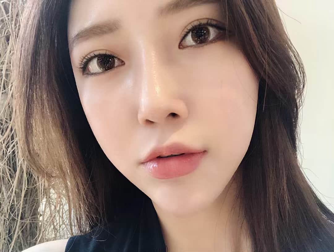 Choi Somiさんのインスタグラム写真 - (Choi SomiInstagram)「⠀⠀⠀⠀⠀ #글랜더 #glander  바꾼 렌즈 맘에 드는군👁 나름 풀메이크업이라 선명 또렷」4月11日 11時49分 - cxxsomi