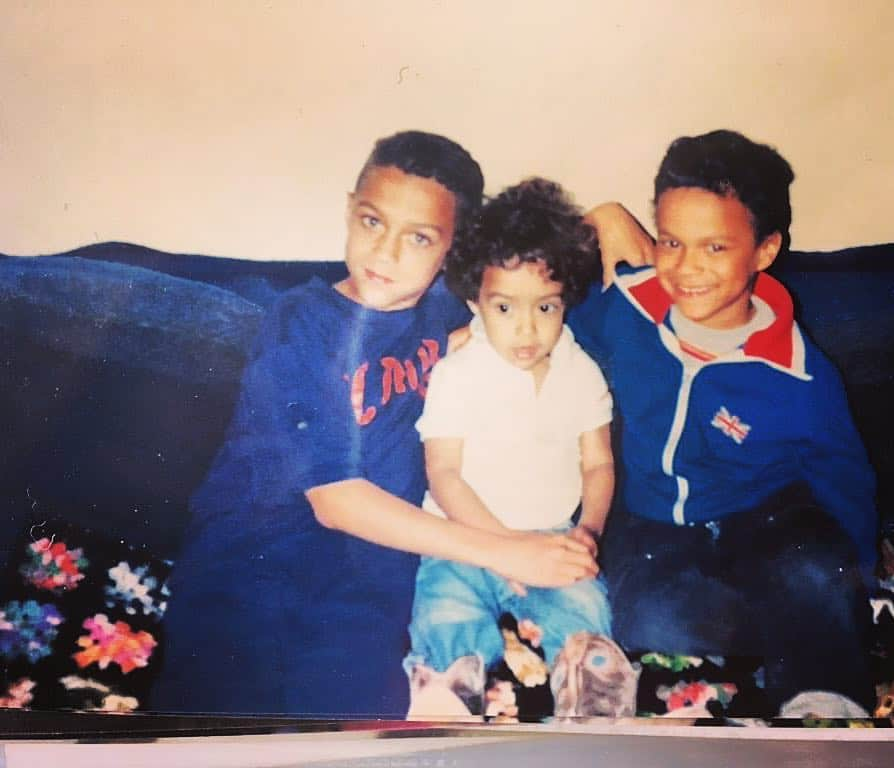 ジェシー・ウィリアムズさんのインスタグラム写真 - (ジェシー・ウィリアムズInstagram)「#NationalSiblingsDay Couch blanket ✔️ Cowboy boots ✔️ British Knights track jacket ✔️ My squad forever ✔️」4月11日 11時42分 - ijessewilliams