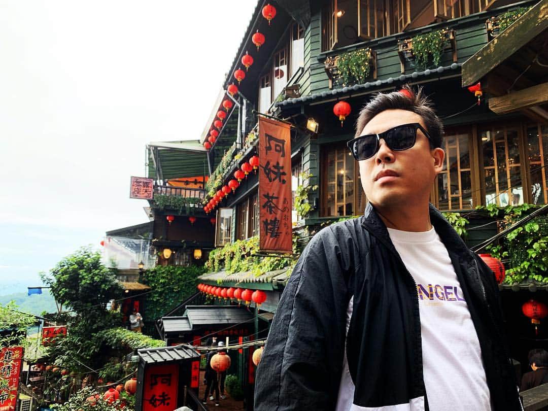 毛利大亮のインスタグラム：「37歳になりました！ 清潔感を保ち良い色気がある男になれるよう頑張っていきます！ 色々新しい事にトライしていきますので！少しばかり見ておいてください！ #37歳 #九份  #ギャロップ #KELLY #DJ #LOL #もうおじさん #instagood  #目指せ #かっちょいい親父 #POW！」