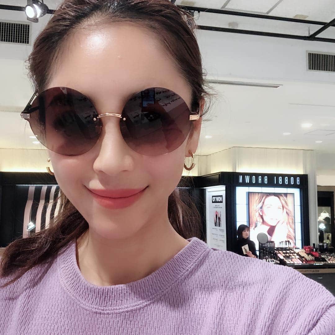 大桑マイミのインスタグラム：「アイウェアコンシェルジュがイメージに合わせたサングラス選び手伝ってくれます。  なかなか自分では手を出しずらかったものも実は似合っていたり、冒険できたりと 選ぶことが楽しかった。 是非この機会に。 2019 4.10〜4.16まで 伊勢丹新宿店本館1階  #everydayisasunday #今日どのサングラス #必需品」