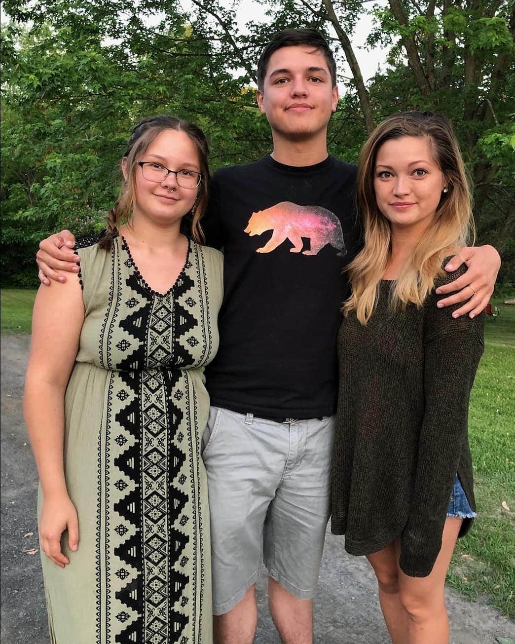 Chelsie Arynのインスタグラム：「Because it's #nationalsiblingsday and I love and miss them 💕  #idontknowiftheywanttobetagged」