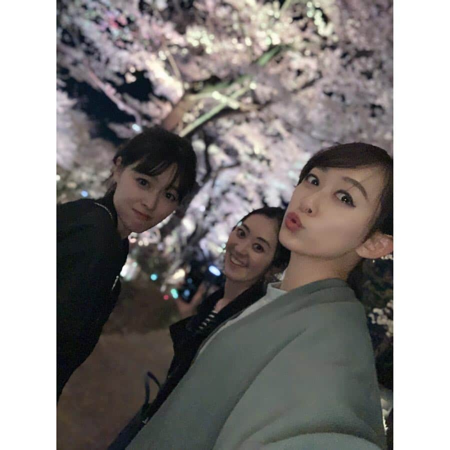 久住小春さんのインスタグラム写真 - (久住小春Instagram)「今更だけど、りーなとえみちゃんとご飯行った後ミッドタウン夜桜見に行った時の❤︎🌸 今年は沢山みれたなぁ〜 もう散っちゃったよねぇ😢」4月11日 11時54分 - koharu_kusumi.official