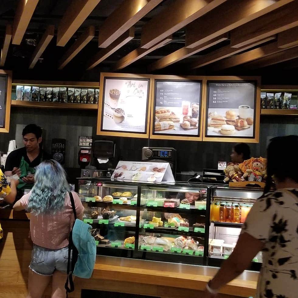 池田夏希さんのインスタグラム写真 - (池田夏希Instagram)「STARBUCKS IN BALI😚☕🍫💟💟💟 . . #バリ #スタバ #スターバックス #スターバックスコーヒー #スタバ女子 #タンブラー #沢山あった #また買ってしまった #牛乳瓶みたい #可愛い #カフェラテ #starbuckscoffee #starbucks #bali #baliindonesia #cafelatte」4月11日 11時59分 - natsukiikeda624