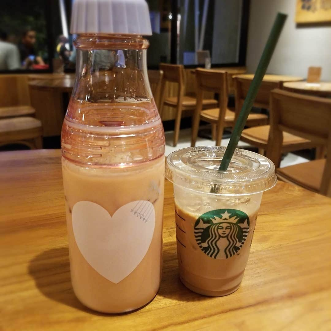 池田夏希さんのインスタグラム写真 - (池田夏希Instagram)「STARBUCKS IN BALI😚☕🍫💟💟💟 . . #バリ #スタバ #スターバックス #スターバックスコーヒー #スタバ女子 #タンブラー #沢山あった #また買ってしまった #牛乳瓶みたい #可愛い #カフェラテ #starbuckscoffee #starbucks #bali #baliindonesia #cafelatte」4月11日 11時59分 - natsukiikeda624