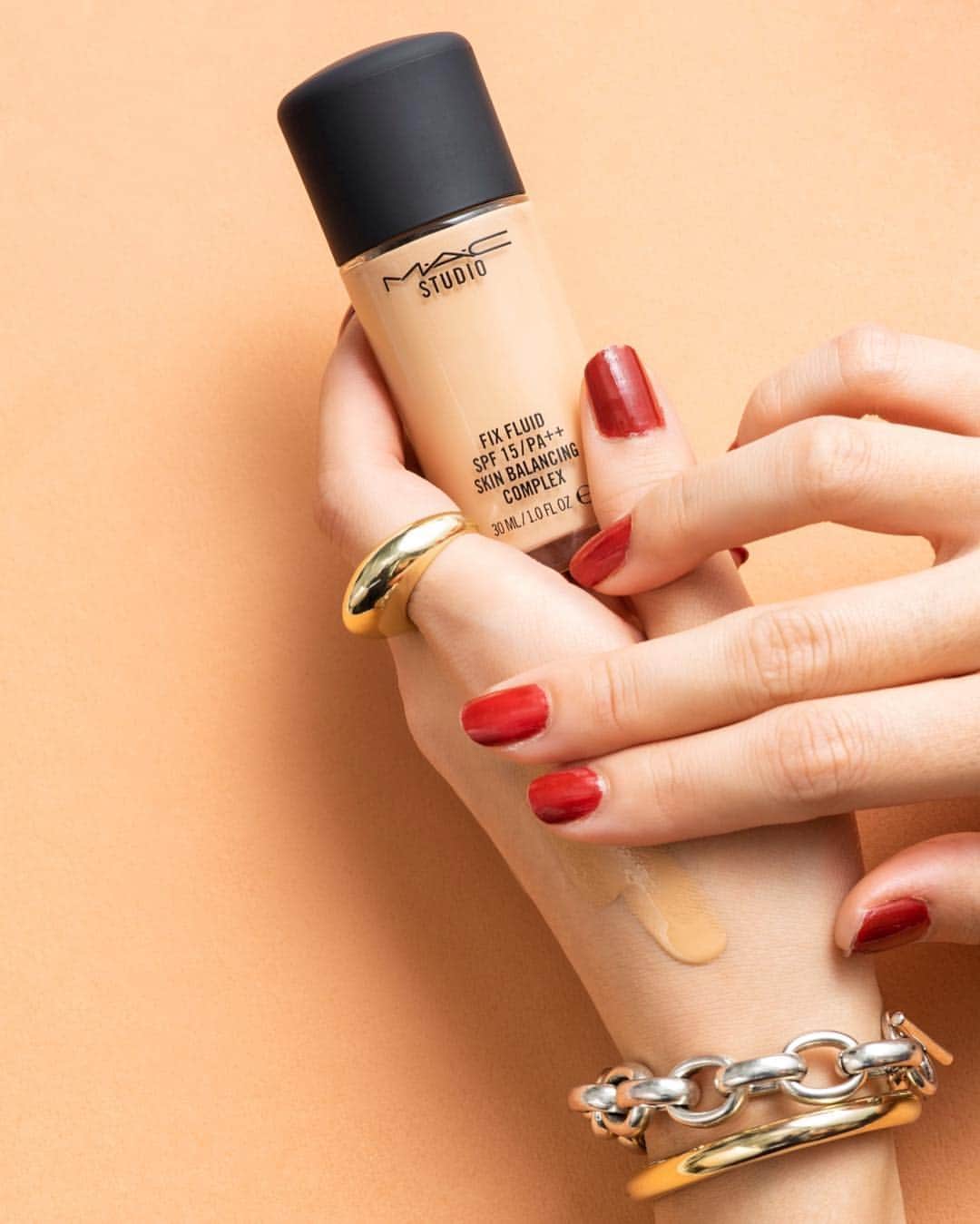 M∙A∙C Cosmetics Japanのインスタグラム：「⠀ M·A·C の人気No.1リキッドファンデーション スタジオ フィックス フルイッド SPF 15 から新色登場! ナチュラルマットな仕上がりで、パーフェクトスキンを演出。 あなたの肌色に合う色味がきっと見つかる...+* #MACStudioFix #スタジオフィックス #EveryShadeOfYou ⠀ PHOTO: @takaki_iwata ⠀ 新色追加は4/12! ⠀ ⠀ ⠀ ⠀ ⠀ ⠀ #MACCosmeticsJapan #MACコスメ #MACCosmetics #MyArtistCommunityJP  #MACArtistChallenge #MAC #コスメ #メイク #foundation #FluidFoundation #Fluid #ファンデーション #フルイドファンデーション #MACスタジオフィックス #新色 #クリーミースキン #サンキススキン #CreamySkin #SunKissSkin」