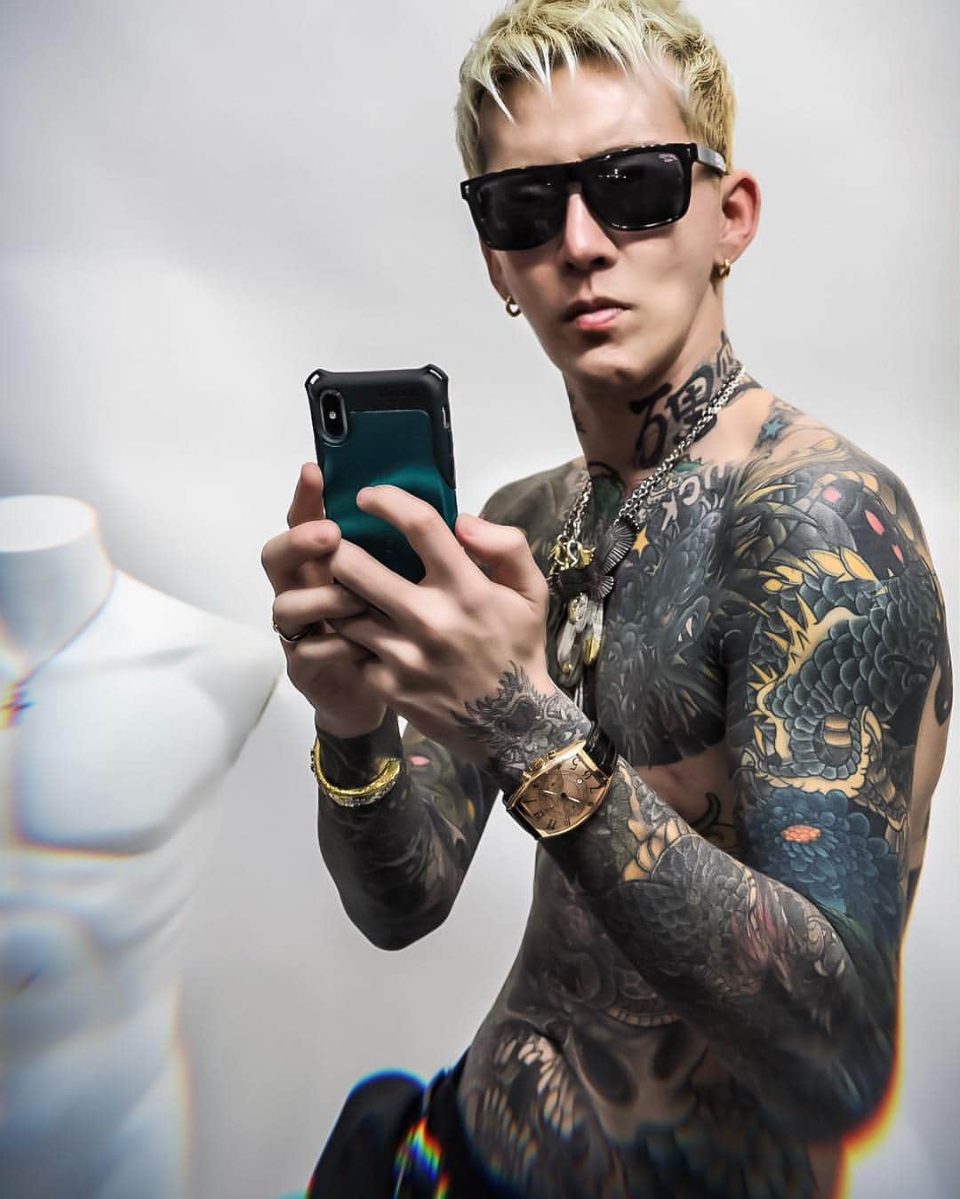 のインスタグラム：「. トレーニング自己流にて1ヶ月目 🏋️‍♂️ わたしの場合は趣味なのでボチボチやっていきます 🌵💫 筋肉増えてるか一瞬でわかる機械あればいいですね〜 👌🏻😎 . I trained myself firmly for a month !! In my case, I'm a hobby so I'm going to do it !! No Tattoo No Life ☠️⚡️ . . . .  #ゴローズ #刺青」