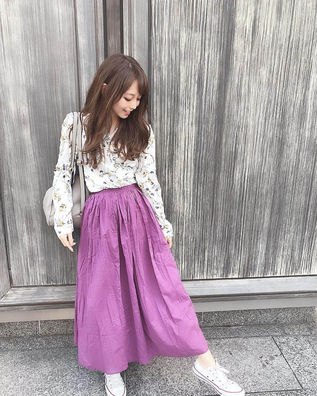 白岩まちこさんのインスタグラム写真 - (白岩まちこInstagram)「≫≫≫ ⁑ 👗✨👗✨ ㅤㅤㅤㅤㅤㅤㅤㅤㅤㅤㅤㅤㅤ  ㅤㅤㅤㅤㅤㅤㅤㅤㅤㅤㅤㅤㅤ 昨日のコーディネートの全身コーデと、どこの お洋服か知りたいってコメントいただいてたから、 全身の写真をっ☺️📸👌🏻 ㅤㅤㅤㅤㅤㅤㅤㅤㅤㅤㅤㅤㅤ ㅤㅤㅤㅤㅤㅤㅤㅤㅤㅤㅤㅤㅤ  ㅤㅤㅤㅤㅤㅤㅤㅤㅤㅤㅤㅤㅤ ㅤㅤㅤㅤㅤㅤㅤㅤㅤㅤㅤㅤㅤ そういえばブラウスは8個前の投稿にも 詳しく載せてたから、 載せたことがないスカートについて✍🏻💞 ㅤㅤㅤㅤㅤㅤㅤㅤㅤㅤㅤㅤㅤ ㅤㅤㅤㅤㅤㅤㅤㅤㅤㅤㅤㅤㅤ ㅤㅤㅤㅤㅤㅤㅤㅤㅤㅤㅤㅤㅤㅤㅤㅤㅤㅤㅤㅤㅤㅤㅤㅤㅤㅤ ㅤㅤㅤㅤㅤㅤㅤㅤㅤㅤㅤㅤㅤ これ、ur's (@urs_official)ってとこので、 グレージュ、ブルー、パープル、ブラックの４色あった😉✨ ㅤㅤㅤㅤㅤㅤㅤㅤㅤㅤㅤㅤㅤ ㅤㅤㅤㅤㅤㅤㅤㅤㅤㅤㅤㅤㅤ ㅤㅤㅤㅤㅤㅤㅤㅤㅤㅤㅤㅤㅤ ウエストはゴムやから、ウチはSサイズでちょうど🥺👌🏻 ㅤㅤㅤㅤㅤㅤㅤㅤㅤㅤㅤㅤㅤ ㅤㅤㅤㅤㅤㅤㅤㅤㅤㅤㅤㅤㅤ ㅤㅤㅤㅤㅤㅤㅤㅤㅤㅤㅤㅤㅤ 値段も4000円ぐらいで手頃なやーつ🤘🏻 ㅤㅤㅤㅤㅤㅤㅤㅤㅤㅤㅤㅤㅤ ㅤㅤㅤㅤㅤㅤㅤㅤㅤㅤㅤㅤㅤ ㅤㅤㅤㅤㅤㅤㅤㅤㅤㅤㅤㅤㅤ ㅤㅤㅤㅤㅤㅤㅤㅤㅤㅤㅤㅤㅤ ウチは冒険色のパープルにした😂✨ ㅤㅤㅤㅤㅤㅤㅤㅤㅤㅤㅤㅤㅤ ㅤㅤㅤㅤㅤㅤㅤㅤㅤㅤㅤㅤㅤ ㅤㅤㅤㅤㅤㅤㅤㅤㅤㅤㅤㅤㅤ ㅤㅤㅤㅤㅤㅤㅤㅤㅤㅤㅤㅤㅤ すっごく目を惹くカラーで、今までに 持ってないような色やから大満足😚💞 ㅤㅤㅤㅤㅤㅤㅤㅤㅤㅤㅤㅤㅤ ㅤㅤㅤㅤㅤㅤㅤㅤㅤㅤㅤㅤㅤ ㅤㅤㅤㅤㅤㅤㅤㅤㅤㅤㅤㅤㅤ ㅤㅤㅤㅤㅤㅤㅤㅤㅤㅤㅤㅤㅤ ㅤㅤㅤㅤㅤㅤㅤㅤㅤㅤㅤㅤㅤ 裏地付きで透けるのを心配しなくて 良いところと、ウエストがゴムで楽チンな ところが好きポイント。 ㅤㅤㅤㅤㅤㅤㅤㅤㅤㅤㅤㅤㅤ ㅤㅤㅤㅤㅤㅤㅤㅤㅤㅤㅤㅤㅤ ㅤㅤㅤㅤㅤㅤㅤㅤㅤㅤㅤㅤㅤ ㅤㅤㅤㅤㅤㅤㅤㅤㅤㅤㅤㅤㅤ 今回も複数枚投稿してみたけど、 ちゃんと表示されてるかな🙃🙃🙃？？笑笑ㅤㅤㅤㅤㅤㅤㅤㅤㅤㅤㅤㅤㅤ  ㅤㅤㅤㅤㅤㅤㅤㅤㅤㅤㅤㅤㅤ ㅤㅤㅤㅤㅤㅤㅤㅤㅤㅤㅤㅤㅤ 昨日表示されなかった盛れてない変顔写真は、 Twitterの方に載せた🤪🤪🤪← ㅤㅤㅤㅤㅤㅤㅤㅤㅤㅤㅤㅤㅤ ㅤㅤㅤㅤㅤㅤㅤㅤㅤㅤㅤㅤㅤ  ㅤㅤㅤㅤㅤㅤㅤㅤㅤㅤㅤㅤㅤㅤㅤㅤㅤㅤㅤㅤㅤㅤㅤㅤㅤ🐣Twitter ☞ @Machichas313 ㅤㅤㅤㅤㅤㅤㅤㅤㅤㅤㅤㅤㅤ ㅤㅤㅤㅤㅤㅤㅤㅤㅤㅤㅤㅤㅤ ㅤㅤㅤㅤㅤㅤㅤㅤㅤㅤㅤㅤㅤ ㅤㅤㅤㅤㅤㅤㅤㅤㅤㅤㅤㅤㅤ ㅤㅤㅤㅤㅤㅤㅤㅤㅤㅤㅤㅤㅤㅤ みんな、今回は何枚目がお気に入り😏？？ㅤㅤㅤㅤㅤㅤㅤㅤㅤㅤㅤㅤㅤ ㅤㅤㅤㅤㅤㅤㅤㅤㅤㅤㅤㅤㅤ ㅤㅤㅤㅤㅤㅤㅤㅤㅤㅤㅤㅤㅤ ㅤㅤㅤㅤㅤㅤㅤㅤㅤㅤㅤㅤㅤ ㅤㅤㅤㅤㅤㅤㅤㅤㅤㅤㅤㅤㅤ  #白岩まちこ##urs_styling#urs_official#ユアーズ #コットンボイルボリュームスカート#ロングヘア #大阪#低身長コーデ#低身長#コンバース#ロングスカート #ゆるコーデ#春コーデ#ヘアアレンジ#ヘアスタイル#マキシスカート#スカートコーデ #スニーカーコーデ#韓国好き#ファッションコーデ#大阪ランチ#プチプラ#プチプラコーデ#ランチタイム#関西グルメ#カフェ巡り #コーデ#今日のコーデ#ラフスタイル #お洒落さんと繋がりたい」4月11日 12時12分 - machichas