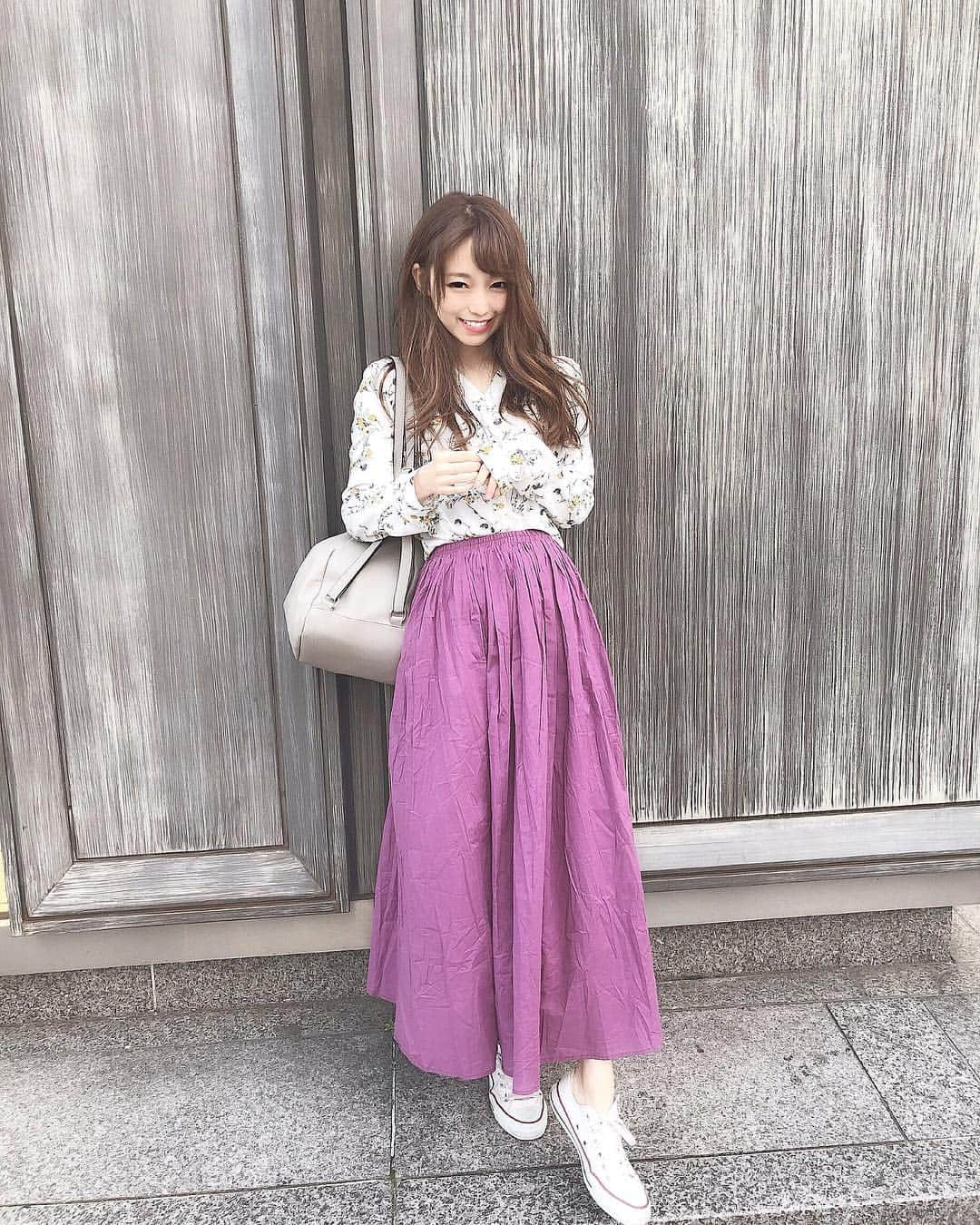 白岩まちこさんのインスタグラム写真 - (白岩まちこInstagram)「≫≫≫ ⁑ 👗✨👗✨ ㅤㅤㅤㅤㅤㅤㅤㅤㅤㅤㅤㅤㅤ  ㅤㅤㅤㅤㅤㅤㅤㅤㅤㅤㅤㅤㅤ 昨日のコーディネートの全身コーデと、どこの お洋服か知りたいってコメントいただいてたから、 全身の写真をっ☺️📸👌🏻 ㅤㅤㅤㅤㅤㅤㅤㅤㅤㅤㅤㅤㅤ ㅤㅤㅤㅤㅤㅤㅤㅤㅤㅤㅤㅤㅤ  ㅤㅤㅤㅤㅤㅤㅤㅤㅤㅤㅤㅤㅤ ㅤㅤㅤㅤㅤㅤㅤㅤㅤㅤㅤㅤㅤ そういえばブラウスは8個前の投稿にも 詳しく載せてたから、 載せたことがないスカートについて✍🏻💞 ㅤㅤㅤㅤㅤㅤㅤㅤㅤㅤㅤㅤㅤ ㅤㅤㅤㅤㅤㅤㅤㅤㅤㅤㅤㅤㅤ ㅤㅤㅤㅤㅤㅤㅤㅤㅤㅤㅤㅤㅤㅤㅤㅤㅤㅤㅤㅤㅤㅤㅤㅤㅤㅤ ㅤㅤㅤㅤㅤㅤㅤㅤㅤㅤㅤㅤㅤ これ、ur's (@urs_official)ってとこので、 グレージュ、ブルー、パープル、ブラックの４色あった😉✨ ㅤㅤㅤㅤㅤㅤㅤㅤㅤㅤㅤㅤㅤ ㅤㅤㅤㅤㅤㅤㅤㅤㅤㅤㅤㅤㅤ ㅤㅤㅤㅤㅤㅤㅤㅤㅤㅤㅤㅤㅤ ウエストはゴムやから、ウチはSサイズでちょうど🥺👌🏻 ㅤㅤㅤㅤㅤㅤㅤㅤㅤㅤㅤㅤㅤ ㅤㅤㅤㅤㅤㅤㅤㅤㅤㅤㅤㅤㅤ ㅤㅤㅤㅤㅤㅤㅤㅤㅤㅤㅤㅤㅤ 値段も4000円ぐらいで手頃なやーつ🤘🏻 ㅤㅤㅤㅤㅤㅤㅤㅤㅤㅤㅤㅤㅤ ㅤㅤㅤㅤㅤㅤㅤㅤㅤㅤㅤㅤㅤ ㅤㅤㅤㅤㅤㅤㅤㅤㅤㅤㅤㅤㅤ ㅤㅤㅤㅤㅤㅤㅤㅤㅤㅤㅤㅤㅤ ウチは冒険色のパープルにした😂✨ ㅤㅤㅤㅤㅤㅤㅤㅤㅤㅤㅤㅤㅤ ㅤㅤㅤㅤㅤㅤㅤㅤㅤㅤㅤㅤㅤ ㅤㅤㅤㅤㅤㅤㅤㅤㅤㅤㅤㅤㅤ ㅤㅤㅤㅤㅤㅤㅤㅤㅤㅤㅤㅤㅤ すっごく目を惹くカラーで、今までに 持ってないような色やから大満足😚💞 ㅤㅤㅤㅤㅤㅤㅤㅤㅤㅤㅤㅤㅤ ㅤㅤㅤㅤㅤㅤㅤㅤㅤㅤㅤㅤㅤ ㅤㅤㅤㅤㅤㅤㅤㅤㅤㅤㅤㅤㅤ ㅤㅤㅤㅤㅤㅤㅤㅤㅤㅤㅤㅤㅤ ㅤㅤㅤㅤㅤㅤㅤㅤㅤㅤㅤㅤㅤ 裏地付きで透けるのを心配しなくて 良いところと、ウエストがゴムで楽チンな ところが好きポイント。 ㅤㅤㅤㅤㅤㅤㅤㅤㅤㅤㅤㅤㅤ ㅤㅤㅤㅤㅤㅤㅤㅤㅤㅤㅤㅤㅤ ㅤㅤㅤㅤㅤㅤㅤㅤㅤㅤㅤㅤㅤ ㅤㅤㅤㅤㅤㅤㅤㅤㅤㅤㅤㅤㅤ 今回も複数枚投稿してみたけど、 ちゃんと表示されてるかな🙃🙃🙃？？笑笑ㅤㅤㅤㅤㅤㅤㅤㅤㅤㅤㅤㅤㅤ  ㅤㅤㅤㅤㅤㅤㅤㅤㅤㅤㅤㅤㅤ ㅤㅤㅤㅤㅤㅤㅤㅤㅤㅤㅤㅤㅤ 昨日表示されなかった盛れてない変顔写真は、 Twitterの方に載せた🤪🤪🤪← ㅤㅤㅤㅤㅤㅤㅤㅤㅤㅤㅤㅤㅤ ㅤㅤㅤㅤㅤㅤㅤㅤㅤㅤㅤㅤㅤ  ㅤㅤㅤㅤㅤㅤㅤㅤㅤㅤㅤㅤㅤㅤㅤㅤㅤㅤㅤㅤㅤㅤㅤㅤㅤ🐣Twitter ☞ @Machichas313 ㅤㅤㅤㅤㅤㅤㅤㅤㅤㅤㅤㅤㅤ ㅤㅤㅤㅤㅤㅤㅤㅤㅤㅤㅤㅤㅤ ㅤㅤㅤㅤㅤㅤㅤㅤㅤㅤㅤㅤㅤ ㅤㅤㅤㅤㅤㅤㅤㅤㅤㅤㅤㅤㅤ ㅤㅤㅤㅤㅤㅤㅤㅤㅤㅤㅤㅤㅤㅤ みんな、今回は何枚目がお気に入り😏？？ㅤㅤㅤㅤㅤㅤㅤㅤㅤㅤㅤㅤㅤ ㅤㅤㅤㅤㅤㅤㅤㅤㅤㅤㅤㅤㅤ ㅤㅤㅤㅤㅤㅤㅤㅤㅤㅤㅤㅤㅤ ㅤㅤㅤㅤㅤㅤㅤㅤㅤㅤㅤㅤㅤ ㅤㅤㅤㅤㅤㅤㅤㅤㅤㅤㅤㅤㅤ  #白岩まちこ##urs_styling#urs_official#ユアーズ #コットンボイルボリュームスカート#ロングヘア #大阪#低身長コーデ#低身長#コンバース#ロングスカート #ゆるコーデ#春コーデ#ヘアアレンジ#ヘアスタイル#マキシスカート#スカートコーデ #スニーカーコーデ#韓国好き#ファッションコーデ#大阪ランチ#プチプラ#プチプラコーデ#ランチタイム#関西グルメ#カフェ巡り #コーデ#今日のコーデ#ラフスタイル #お洒落さんと繋がりたい」4月11日 12時12分 - machichas