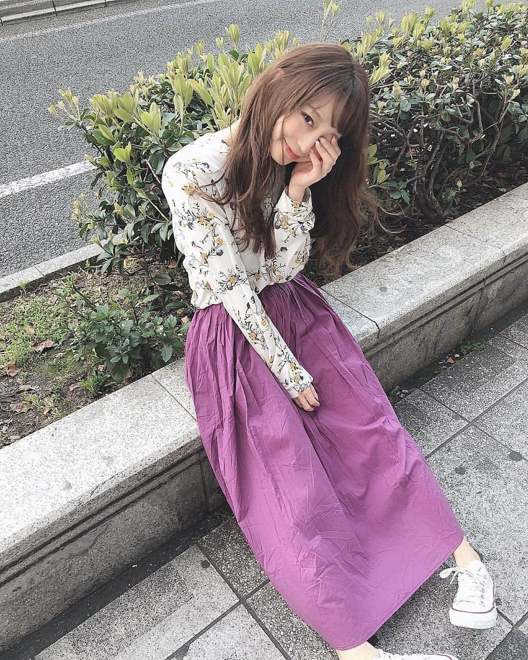 白岩まちこさんのインスタグラム写真 - (白岩まちこInstagram)「≫≫≫ ⁑ 👗✨👗✨ ㅤㅤㅤㅤㅤㅤㅤㅤㅤㅤㅤㅤㅤ  ㅤㅤㅤㅤㅤㅤㅤㅤㅤㅤㅤㅤㅤ 昨日のコーディネートの全身コーデと、どこの お洋服か知りたいってコメントいただいてたから、 全身の写真をっ☺️📸👌🏻 ㅤㅤㅤㅤㅤㅤㅤㅤㅤㅤㅤㅤㅤ ㅤㅤㅤㅤㅤㅤㅤㅤㅤㅤㅤㅤㅤ  ㅤㅤㅤㅤㅤㅤㅤㅤㅤㅤㅤㅤㅤ ㅤㅤㅤㅤㅤㅤㅤㅤㅤㅤㅤㅤㅤ そういえばブラウスは8個前の投稿にも 詳しく載せてたから、 載せたことがないスカートについて✍🏻💞 ㅤㅤㅤㅤㅤㅤㅤㅤㅤㅤㅤㅤㅤ ㅤㅤㅤㅤㅤㅤㅤㅤㅤㅤㅤㅤㅤ ㅤㅤㅤㅤㅤㅤㅤㅤㅤㅤㅤㅤㅤㅤㅤㅤㅤㅤㅤㅤㅤㅤㅤㅤㅤㅤ ㅤㅤㅤㅤㅤㅤㅤㅤㅤㅤㅤㅤㅤ これ、ur's (@urs_official)ってとこので、 グレージュ、ブルー、パープル、ブラックの４色あった😉✨ ㅤㅤㅤㅤㅤㅤㅤㅤㅤㅤㅤㅤㅤ ㅤㅤㅤㅤㅤㅤㅤㅤㅤㅤㅤㅤㅤ ㅤㅤㅤㅤㅤㅤㅤㅤㅤㅤㅤㅤㅤ ウエストはゴムやから、ウチはSサイズでちょうど🥺👌🏻 ㅤㅤㅤㅤㅤㅤㅤㅤㅤㅤㅤㅤㅤ ㅤㅤㅤㅤㅤㅤㅤㅤㅤㅤㅤㅤㅤ ㅤㅤㅤㅤㅤㅤㅤㅤㅤㅤㅤㅤㅤ 値段も4000円ぐらいで手頃なやーつ🤘🏻 ㅤㅤㅤㅤㅤㅤㅤㅤㅤㅤㅤㅤㅤ ㅤㅤㅤㅤㅤㅤㅤㅤㅤㅤㅤㅤㅤ ㅤㅤㅤㅤㅤㅤㅤㅤㅤㅤㅤㅤㅤ ㅤㅤㅤㅤㅤㅤㅤㅤㅤㅤㅤㅤㅤ ウチは冒険色のパープルにした😂✨ ㅤㅤㅤㅤㅤㅤㅤㅤㅤㅤㅤㅤㅤ ㅤㅤㅤㅤㅤㅤㅤㅤㅤㅤㅤㅤㅤ ㅤㅤㅤㅤㅤㅤㅤㅤㅤㅤㅤㅤㅤ ㅤㅤㅤㅤㅤㅤㅤㅤㅤㅤㅤㅤㅤ すっごく目を惹くカラーで、今までに 持ってないような色やから大満足😚💞 ㅤㅤㅤㅤㅤㅤㅤㅤㅤㅤㅤㅤㅤ ㅤㅤㅤㅤㅤㅤㅤㅤㅤㅤㅤㅤㅤ ㅤㅤㅤㅤㅤㅤㅤㅤㅤㅤㅤㅤㅤ ㅤㅤㅤㅤㅤㅤㅤㅤㅤㅤㅤㅤㅤ ㅤㅤㅤㅤㅤㅤㅤㅤㅤㅤㅤㅤㅤ 裏地付きで透けるのを心配しなくて 良いところと、ウエストがゴムで楽チンな ところが好きポイント。 ㅤㅤㅤㅤㅤㅤㅤㅤㅤㅤㅤㅤㅤ ㅤㅤㅤㅤㅤㅤㅤㅤㅤㅤㅤㅤㅤ ㅤㅤㅤㅤㅤㅤㅤㅤㅤㅤㅤㅤㅤ ㅤㅤㅤㅤㅤㅤㅤㅤㅤㅤㅤㅤㅤ 今回も複数枚投稿してみたけど、 ちゃんと表示されてるかな🙃🙃🙃？？笑笑ㅤㅤㅤㅤㅤㅤㅤㅤㅤㅤㅤㅤㅤ  ㅤㅤㅤㅤㅤㅤㅤㅤㅤㅤㅤㅤㅤ ㅤㅤㅤㅤㅤㅤㅤㅤㅤㅤㅤㅤㅤ 昨日表示されなかった盛れてない変顔写真は、 Twitterの方に載せた🤪🤪🤪← ㅤㅤㅤㅤㅤㅤㅤㅤㅤㅤㅤㅤㅤ ㅤㅤㅤㅤㅤㅤㅤㅤㅤㅤㅤㅤㅤ  ㅤㅤㅤㅤㅤㅤㅤㅤㅤㅤㅤㅤㅤㅤㅤㅤㅤㅤㅤㅤㅤㅤㅤㅤㅤ🐣Twitter ☞ @Machichas313 ㅤㅤㅤㅤㅤㅤㅤㅤㅤㅤㅤㅤㅤ ㅤㅤㅤㅤㅤㅤㅤㅤㅤㅤㅤㅤㅤ ㅤㅤㅤㅤㅤㅤㅤㅤㅤㅤㅤㅤㅤ ㅤㅤㅤㅤㅤㅤㅤㅤㅤㅤㅤㅤㅤ ㅤㅤㅤㅤㅤㅤㅤㅤㅤㅤㅤㅤㅤㅤ みんな、今回は何枚目がお気に入り😏？？ㅤㅤㅤㅤㅤㅤㅤㅤㅤㅤㅤㅤㅤ ㅤㅤㅤㅤㅤㅤㅤㅤㅤㅤㅤㅤㅤ ㅤㅤㅤㅤㅤㅤㅤㅤㅤㅤㅤㅤㅤ ㅤㅤㅤㅤㅤㅤㅤㅤㅤㅤㅤㅤㅤ ㅤㅤㅤㅤㅤㅤㅤㅤㅤㅤㅤㅤㅤ  #白岩まちこ##urs_styling#urs_official#ユアーズ #コットンボイルボリュームスカート#ロングヘア #大阪#低身長コーデ#低身長#コンバース#ロングスカート #ゆるコーデ#春コーデ#ヘアアレンジ#ヘアスタイル#マキシスカート#スカートコーデ #スニーカーコーデ#韓国好き#ファッションコーデ#大阪ランチ#プチプラ#プチプラコーデ#ランチタイム#関西グルメ#カフェ巡り #コーデ#今日のコーデ#ラフスタイル #お洒落さんと繋がりたい」4月11日 12時12分 - machichas