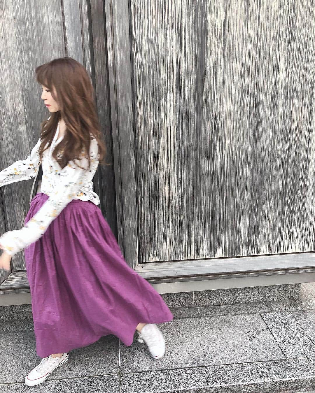 白岩まちこさんのインスタグラム写真 - (白岩まちこInstagram)「≫≫≫ ⁑ 👗✨👗✨ ㅤㅤㅤㅤㅤㅤㅤㅤㅤㅤㅤㅤㅤ  ㅤㅤㅤㅤㅤㅤㅤㅤㅤㅤㅤㅤㅤ 昨日のコーディネートの全身コーデと、どこの お洋服か知りたいってコメントいただいてたから、 全身の写真をっ☺️📸👌🏻 ㅤㅤㅤㅤㅤㅤㅤㅤㅤㅤㅤㅤㅤ ㅤㅤㅤㅤㅤㅤㅤㅤㅤㅤㅤㅤㅤ  ㅤㅤㅤㅤㅤㅤㅤㅤㅤㅤㅤㅤㅤ ㅤㅤㅤㅤㅤㅤㅤㅤㅤㅤㅤㅤㅤ そういえばブラウスは8個前の投稿にも 詳しく載せてたから、 載せたことがないスカートについて✍🏻💞 ㅤㅤㅤㅤㅤㅤㅤㅤㅤㅤㅤㅤㅤ ㅤㅤㅤㅤㅤㅤㅤㅤㅤㅤㅤㅤㅤ ㅤㅤㅤㅤㅤㅤㅤㅤㅤㅤㅤㅤㅤㅤㅤㅤㅤㅤㅤㅤㅤㅤㅤㅤㅤㅤ ㅤㅤㅤㅤㅤㅤㅤㅤㅤㅤㅤㅤㅤ これ、ur's (@urs_official)ってとこので、 グレージュ、ブルー、パープル、ブラックの４色あった😉✨ ㅤㅤㅤㅤㅤㅤㅤㅤㅤㅤㅤㅤㅤ ㅤㅤㅤㅤㅤㅤㅤㅤㅤㅤㅤㅤㅤ ㅤㅤㅤㅤㅤㅤㅤㅤㅤㅤㅤㅤㅤ ウエストはゴムやから、ウチはSサイズでちょうど🥺👌🏻 ㅤㅤㅤㅤㅤㅤㅤㅤㅤㅤㅤㅤㅤ ㅤㅤㅤㅤㅤㅤㅤㅤㅤㅤㅤㅤㅤ ㅤㅤㅤㅤㅤㅤㅤㅤㅤㅤㅤㅤㅤ 値段も4000円ぐらいで手頃なやーつ🤘🏻 ㅤㅤㅤㅤㅤㅤㅤㅤㅤㅤㅤㅤㅤ ㅤㅤㅤㅤㅤㅤㅤㅤㅤㅤㅤㅤㅤ ㅤㅤㅤㅤㅤㅤㅤㅤㅤㅤㅤㅤㅤ ㅤㅤㅤㅤㅤㅤㅤㅤㅤㅤㅤㅤㅤ ウチは冒険色のパープルにした😂✨ ㅤㅤㅤㅤㅤㅤㅤㅤㅤㅤㅤㅤㅤ ㅤㅤㅤㅤㅤㅤㅤㅤㅤㅤㅤㅤㅤ ㅤㅤㅤㅤㅤㅤㅤㅤㅤㅤㅤㅤㅤ ㅤㅤㅤㅤㅤㅤㅤㅤㅤㅤㅤㅤㅤ すっごく目を惹くカラーで、今までに 持ってないような色やから大満足😚💞 ㅤㅤㅤㅤㅤㅤㅤㅤㅤㅤㅤㅤㅤ ㅤㅤㅤㅤㅤㅤㅤㅤㅤㅤㅤㅤㅤ ㅤㅤㅤㅤㅤㅤㅤㅤㅤㅤㅤㅤㅤ ㅤㅤㅤㅤㅤㅤㅤㅤㅤㅤㅤㅤㅤ ㅤㅤㅤㅤㅤㅤㅤㅤㅤㅤㅤㅤㅤ 裏地付きで透けるのを心配しなくて 良いところと、ウエストがゴムで楽チンな ところが好きポイント。 ㅤㅤㅤㅤㅤㅤㅤㅤㅤㅤㅤㅤㅤ ㅤㅤㅤㅤㅤㅤㅤㅤㅤㅤㅤㅤㅤ ㅤㅤㅤㅤㅤㅤㅤㅤㅤㅤㅤㅤㅤ ㅤㅤㅤㅤㅤㅤㅤㅤㅤㅤㅤㅤㅤ 今回も複数枚投稿してみたけど、 ちゃんと表示されてるかな🙃🙃🙃？？笑笑ㅤㅤㅤㅤㅤㅤㅤㅤㅤㅤㅤㅤㅤ  ㅤㅤㅤㅤㅤㅤㅤㅤㅤㅤㅤㅤㅤ ㅤㅤㅤㅤㅤㅤㅤㅤㅤㅤㅤㅤㅤ 昨日表示されなかった盛れてない変顔写真は、 Twitterの方に載せた🤪🤪🤪← ㅤㅤㅤㅤㅤㅤㅤㅤㅤㅤㅤㅤㅤ ㅤㅤㅤㅤㅤㅤㅤㅤㅤㅤㅤㅤㅤ  ㅤㅤㅤㅤㅤㅤㅤㅤㅤㅤㅤㅤㅤㅤㅤㅤㅤㅤㅤㅤㅤㅤㅤㅤㅤ🐣Twitter ☞ @Machichas313 ㅤㅤㅤㅤㅤㅤㅤㅤㅤㅤㅤㅤㅤ ㅤㅤㅤㅤㅤㅤㅤㅤㅤㅤㅤㅤㅤ ㅤㅤㅤㅤㅤㅤㅤㅤㅤㅤㅤㅤㅤ ㅤㅤㅤㅤㅤㅤㅤㅤㅤㅤㅤㅤㅤ ㅤㅤㅤㅤㅤㅤㅤㅤㅤㅤㅤㅤㅤㅤ みんな、今回は何枚目がお気に入り😏？？ㅤㅤㅤㅤㅤㅤㅤㅤㅤㅤㅤㅤㅤ ㅤㅤㅤㅤㅤㅤㅤㅤㅤㅤㅤㅤㅤ ㅤㅤㅤㅤㅤㅤㅤㅤㅤㅤㅤㅤㅤ ㅤㅤㅤㅤㅤㅤㅤㅤㅤㅤㅤㅤㅤ ㅤㅤㅤㅤㅤㅤㅤㅤㅤㅤㅤㅤㅤ  #白岩まちこ##urs_styling#urs_official#ユアーズ #コットンボイルボリュームスカート#ロングヘア #大阪#低身長コーデ#低身長#コンバース#ロングスカート #ゆるコーデ#春コーデ#ヘアアレンジ#ヘアスタイル#マキシスカート#スカートコーデ #スニーカーコーデ#韓国好き#ファッションコーデ#大阪ランチ#プチプラ#プチプラコーデ#ランチタイム#関西グルメ#カフェ巡り #コーデ#今日のコーデ#ラフスタイル #お洒落さんと繋がりたい」4月11日 12時12分 - machichas