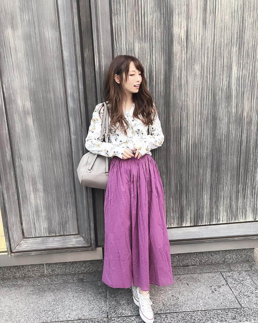 白岩まちこさんのインスタグラム写真 - (白岩まちこInstagram)「≫≫≫ ⁑ 👗✨👗✨ ㅤㅤㅤㅤㅤㅤㅤㅤㅤㅤㅤㅤㅤ  ㅤㅤㅤㅤㅤㅤㅤㅤㅤㅤㅤㅤㅤ 昨日のコーディネートの全身コーデと、どこの お洋服か知りたいってコメントいただいてたから、 全身の写真をっ☺️📸👌🏻 ㅤㅤㅤㅤㅤㅤㅤㅤㅤㅤㅤㅤㅤ ㅤㅤㅤㅤㅤㅤㅤㅤㅤㅤㅤㅤㅤ  ㅤㅤㅤㅤㅤㅤㅤㅤㅤㅤㅤㅤㅤ ㅤㅤㅤㅤㅤㅤㅤㅤㅤㅤㅤㅤㅤ そういえばブラウスは8個前の投稿にも 詳しく載せてたから、 載せたことがないスカートについて✍🏻💞 ㅤㅤㅤㅤㅤㅤㅤㅤㅤㅤㅤㅤㅤ ㅤㅤㅤㅤㅤㅤㅤㅤㅤㅤㅤㅤㅤ ㅤㅤㅤㅤㅤㅤㅤㅤㅤㅤㅤㅤㅤㅤㅤㅤㅤㅤㅤㅤㅤㅤㅤㅤㅤㅤ ㅤㅤㅤㅤㅤㅤㅤㅤㅤㅤㅤㅤㅤ これ、ur's (@urs_official)ってとこので、 グレージュ、ブルー、パープル、ブラックの４色あった😉✨ ㅤㅤㅤㅤㅤㅤㅤㅤㅤㅤㅤㅤㅤ ㅤㅤㅤㅤㅤㅤㅤㅤㅤㅤㅤㅤㅤ ㅤㅤㅤㅤㅤㅤㅤㅤㅤㅤㅤㅤㅤ ウエストはゴムやから、ウチはSサイズでちょうど🥺👌🏻 ㅤㅤㅤㅤㅤㅤㅤㅤㅤㅤㅤㅤㅤ ㅤㅤㅤㅤㅤㅤㅤㅤㅤㅤㅤㅤㅤ ㅤㅤㅤㅤㅤㅤㅤㅤㅤㅤㅤㅤㅤ 値段も4000円ぐらいで手頃なやーつ🤘🏻 ㅤㅤㅤㅤㅤㅤㅤㅤㅤㅤㅤㅤㅤ ㅤㅤㅤㅤㅤㅤㅤㅤㅤㅤㅤㅤㅤ ㅤㅤㅤㅤㅤㅤㅤㅤㅤㅤㅤㅤㅤ ㅤㅤㅤㅤㅤㅤㅤㅤㅤㅤㅤㅤㅤ ウチは冒険色のパープルにした😂✨ ㅤㅤㅤㅤㅤㅤㅤㅤㅤㅤㅤㅤㅤ ㅤㅤㅤㅤㅤㅤㅤㅤㅤㅤㅤㅤㅤ ㅤㅤㅤㅤㅤㅤㅤㅤㅤㅤㅤㅤㅤ ㅤㅤㅤㅤㅤㅤㅤㅤㅤㅤㅤㅤㅤ すっごく目を惹くカラーで、今までに 持ってないような色やから大満足😚💞 ㅤㅤㅤㅤㅤㅤㅤㅤㅤㅤㅤㅤㅤ ㅤㅤㅤㅤㅤㅤㅤㅤㅤㅤㅤㅤㅤ ㅤㅤㅤㅤㅤㅤㅤㅤㅤㅤㅤㅤㅤ ㅤㅤㅤㅤㅤㅤㅤㅤㅤㅤㅤㅤㅤ ㅤㅤㅤㅤㅤㅤㅤㅤㅤㅤㅤㅤㅤ 裏地付きで透けるのを心配しなくて 良いところと、ウエストがゴムで楽チンな ところが好きポイント。 ㅤㅤㅤㅤㅤㅤㅤㅤㅤㅤㅤㅤㅤ ㅤㅤㅤㅤㅤㅤㅤㅤㅤㅤㅤㅤㅤ ㅤㅤㅤㅤㅤㅤㅤㅤㅤㅤㅤㅤㅤ ㅤㅤㅤㅤㅤㅤㅤㅤㅤㅤㅤㅤㅤ 今回も複数枚投稿してみたけど、 ちゃんと表示されてるかな🙃🙃🙃？？笑笑ㅤㅤㅤㅤㅤㅤㅤㅤㅤㅤㅤㅤㅤ  ㅤㅤㅤㅤㅤㅤㅤㅤㅤㅤㅤㅤㅤ ㅤㅤㅤㅤㅤㅤㅤㅤㅤㅤㅤㅤㅤ 昨日表示されなかった盛れてない変顔写真は、 Twitterの方に載せた🤪🤪🤪← ㅤㅤㅤㅤㅤㅤㅤㅤㅤㅤㅤㅤㅤ ㅤㅤㅤㅤㅤㅤㅤㅤㅤㅤㅤㅤㅤ  ㅤㅤㅤㅤㅤㅤㅤㅤㅤㅤㅤㅤㅤㅤㅤㅤㅤㅤㅤㅤㅤㅤㅤㅤㅤ🐣Twitter ☞ @Machichas313 ㅤㅤㅤㅤㅤㅤㅤㅤㅤㅤㅤㅤㅤ ㅤㅤㅤㅤㅤㅤㅤㅤㅤㅤㅤㅤㅤ ㅤㅤㅤㅤㅤㅤㅤㅤㅤㅤㅤㅤㅤ ㅤㅤㅤㅤㅤㅤㅤㅤㅤㅤㅤㅤㅤ ㅤㅤㅤㅤㅤㅤㅤㅤㅤㅤㅤㅤㅤㅤ みんな、今回は何枚目がお気に入り😏？？ㅤㅤㅤㅤㅤㅤㅤㅤㅤㅤㅤㅤㅤ ㅤㅤㅤㅤㅤㅤㅤㅤㅤㅤㅤㅤㅤ ㅤㅤㅤㅤㅤㅤㅤㅤㅤㅤㅤㅤㅤ ㅤㅤㅤㅤㅤㅤㅤㅤㅤㅤㅤㅤㅤ ㅤㅤㅤㅤㅤㅤㅤㅤㅤㅤㅤㅤㅤ  #白岩まちこ##urs_styling#urs_official#ユアーズ #コットンボイルボリュームスカート#ロングヘア #大阪#低身長コーデ#低身長#コンバース#ロングスカート #ゆるコーデ#春コーデ#ヘアアレンジ#ヘアスタイル#マキシスカート#スカートコーデ #スニーカーコーデ#韓国好き#ファッションコーデ#大阪ランチ#プチプラ#プチプラコーデ#ランチタイム#関西グルメ#カフェ巡り #コーデ#今日のコーデ#ラフスタイル #お洒落さんと繋がりたい」4月11日 12時12分 - machichas