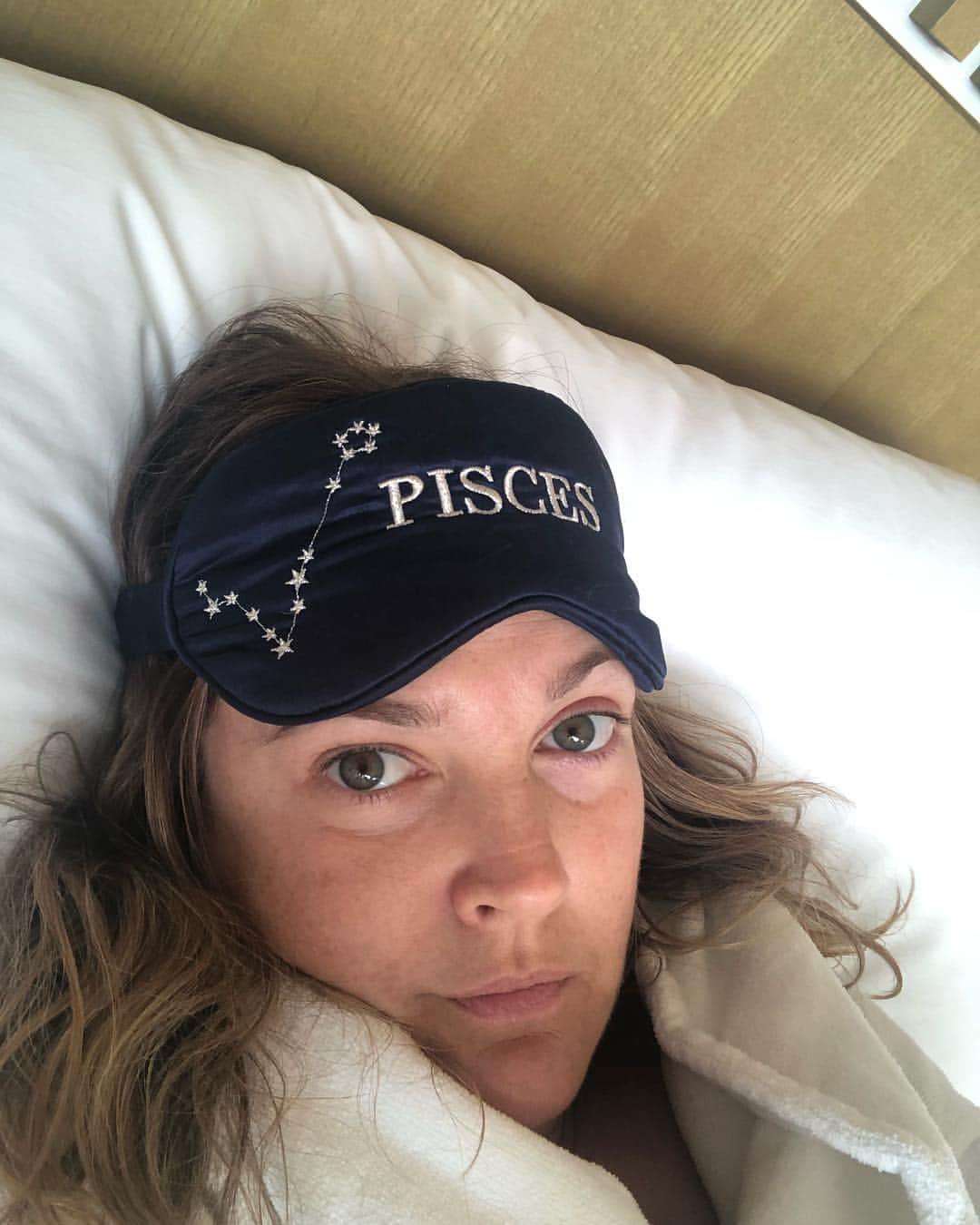 ドリュー・バリモアさんのインスタグラム写真 - (ドリュー・バリモアInstagram)「#AUSTRALIA #JETLAG #24hoursawakeandcounting @slipsilkpillowcase #suchapisces」4月11日 12時14分 - drewbarrymore