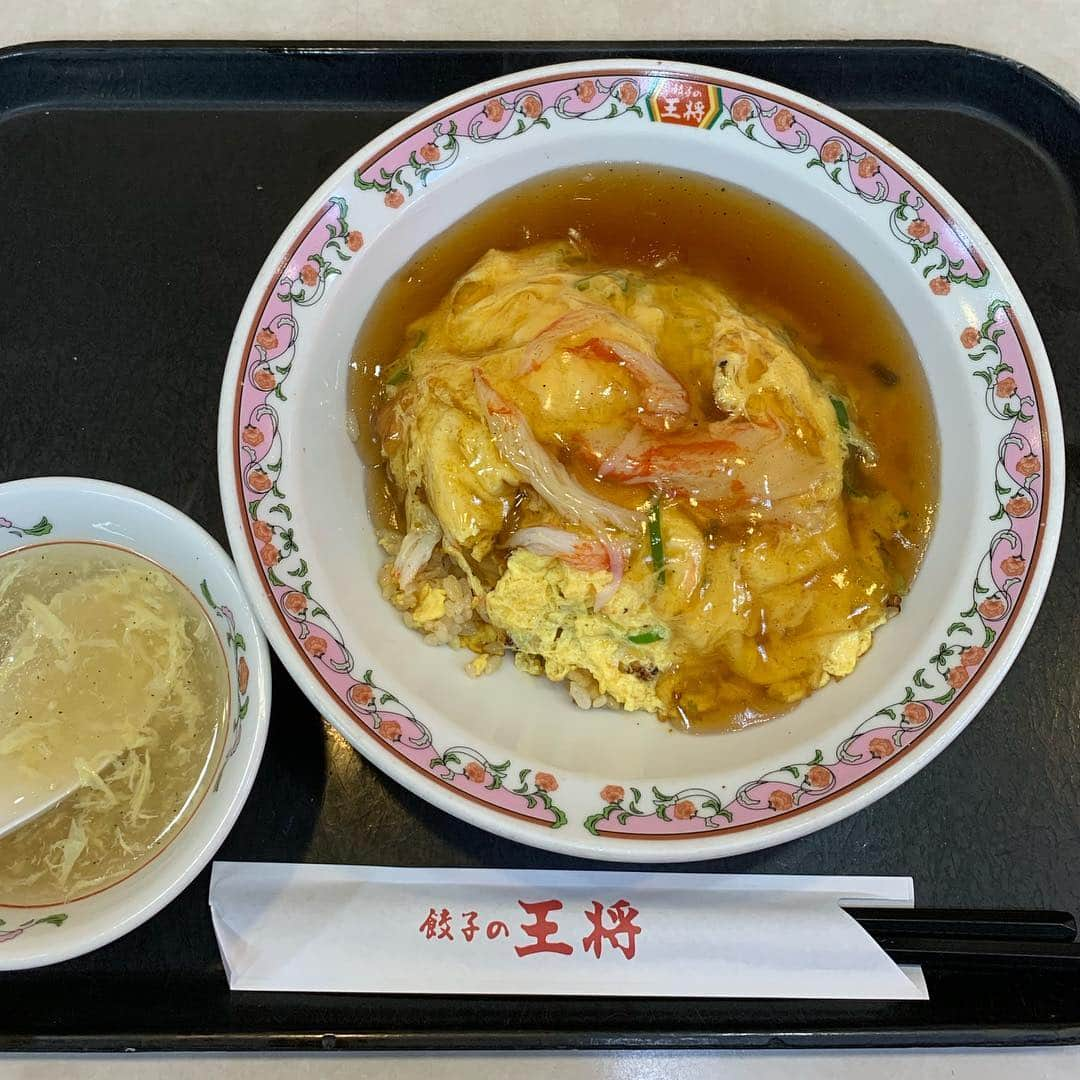 くろさんのインスタグラム写真 - (くろInstagram)「天津炒飯(京風タレ)🍽626円−250円割引券−会員引5%＝358円 dancyuで天津飯の記事があったので🍳 関東は甘酢タレがメジャーらしい🤔 タレは甘酢・塩・京風の3種類から選べます😋 #天津炒飯 #タレは京風 #天津炒飯京風ダレ #元々は裏メニュー #天津飯 ＋ #焼飯 #餃子の王将 #王将ランチ #GYOZACLUB #ぎょうざ倶楽部 #新橋ランチ #餃子の王将新橋駅前店」4月11日 12時18分 - m6bmw