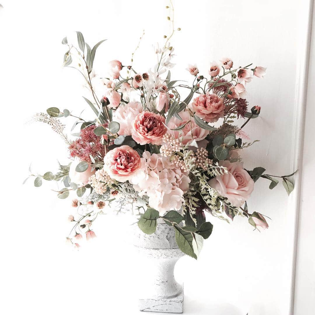 Florist.janeさんのインスタグラム写真 - (Florist.janeInstagram)「너무 예쁜 우리 #블스느낌 💕 . . . . . 💕 . . . . . . 모든 주문건은 예약제로 받습니다.꽃이 필요한 날 기준으로 3,4일 전 미리 예약주세요😻 ✌🏻주문/ 클래스문의 - janejoung310 카카오톡 (레슨중에는 전화 상담이 어렵습니다. 카카오톡 주시면 빠르게 상담 도와드리겠습니다) . . . . . .  #꽃집창업  #꽃꽂이 #부케 #논현동꽃집 #florist #flowers  #블루밍스완  #블루밍스완플라워 #일상 #꽃배달 #꽃다발#데일리 #플라워레슨 #플로리스트 #플라워클래스 #꽃 #꽃스타그램  #플로리스트학원#花#예쁜꽃집#花店#花艺师 #花卉研究者 #꽃집추천 #花农 #학동역꽃집 #웨딩」4月11日 12時19分 - jane.florist