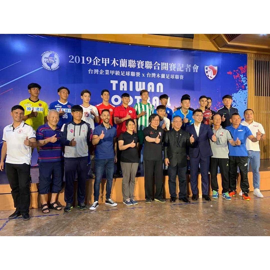 一柳夢吾さんのインスタグラム写真 - (一柳夢吾Instagram)「昨日は開幕前の記者会見があり、FUTUROからは台湾代表選手が参加しました。  FUTUROは多くの台湾代表選手と日本人選手が所属しているので注目されているらしく台湾のニュースにも取り上げられています。  ニュースに使われるならもう少しまともな面構えで写真を撮っておけばと少しの後悔と共に、気持ちも高まってきました。開幕まであと3日。  participated in a press conference for the Taiwan premier league 2019📸🎤📰✔︎ #台中FUTURO #taiwan#taichung#taiwanesefootball#taiwanlife#台湾#台中#台湾ライフ#台湾サッカー」4月11日 17時56分 - yugo_ichiyanagi