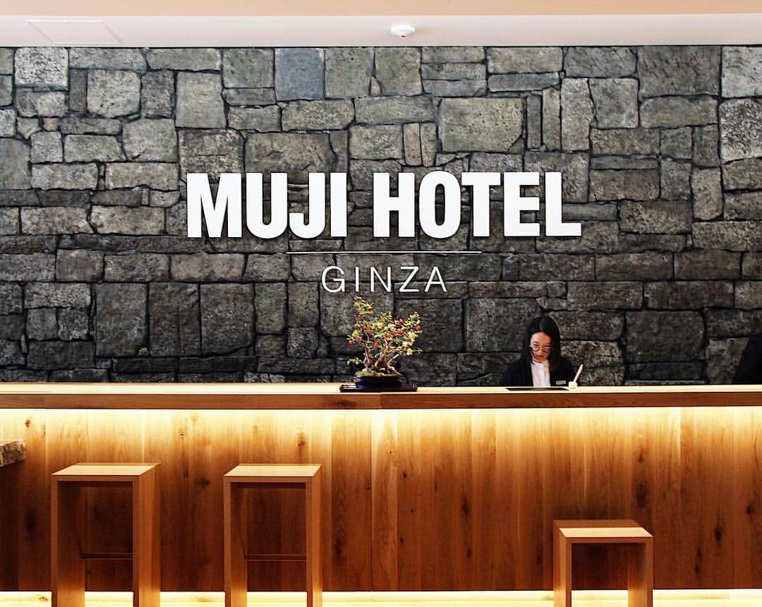 haconiwa / 箱庭さんのインスタグラム写真 - (haconiwa / 箱庭Instagram)「日本初となる無印良品のホテル「MUJI HOTEL GINZA」が先週4/4に銀座にオープン！﻿先日内覧会にお邪魔して来ました。 ﻿ “感じ良いくらし”を体現したホテルは、シンプルでいて丁寧、上質でこだわりがあり、無印良品の世界観を存分に味わえる空間となっていました。﻿ ビジターもOKのレストランやギャラリー、サロンもあるので宿泊者以外の方でも気軽に足を運べますよ。﻿ ﻿ 箱庭サイトでも後日レポートを公開予定です。ホテル以外にも、同時オープンとなった「無印良品 銀座」の全貌をご紹介しますのでお楽しみに〜！﻿ ﻿ #無印良品銀座#mujihotelginza#mujihotel#銀座﻿#muji銀座#ホテル#東京ホテル#newopen」4月11日 17時52分 - haconiwa_mag