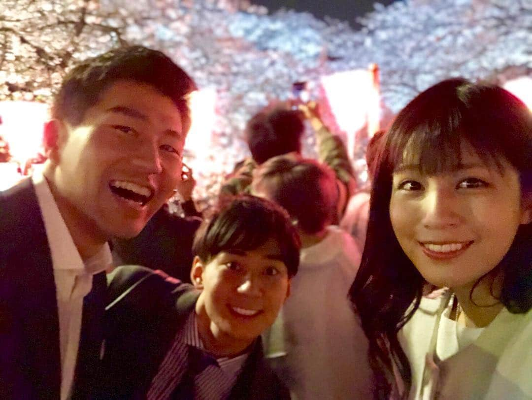 内野泰輔さんのインスタグラム写真 - (内野泰輔Instagram)「夜桜見物  先日、仕事終わりに桜を見に行きました たまにはこういうのも良いですね  #桜 #夜桜  #堤礼実 アナ  #今湊敬樹 アナ  #夜桜見物 って言いかたオシャレ」4月11日 17時53分 - taisuke_uchino