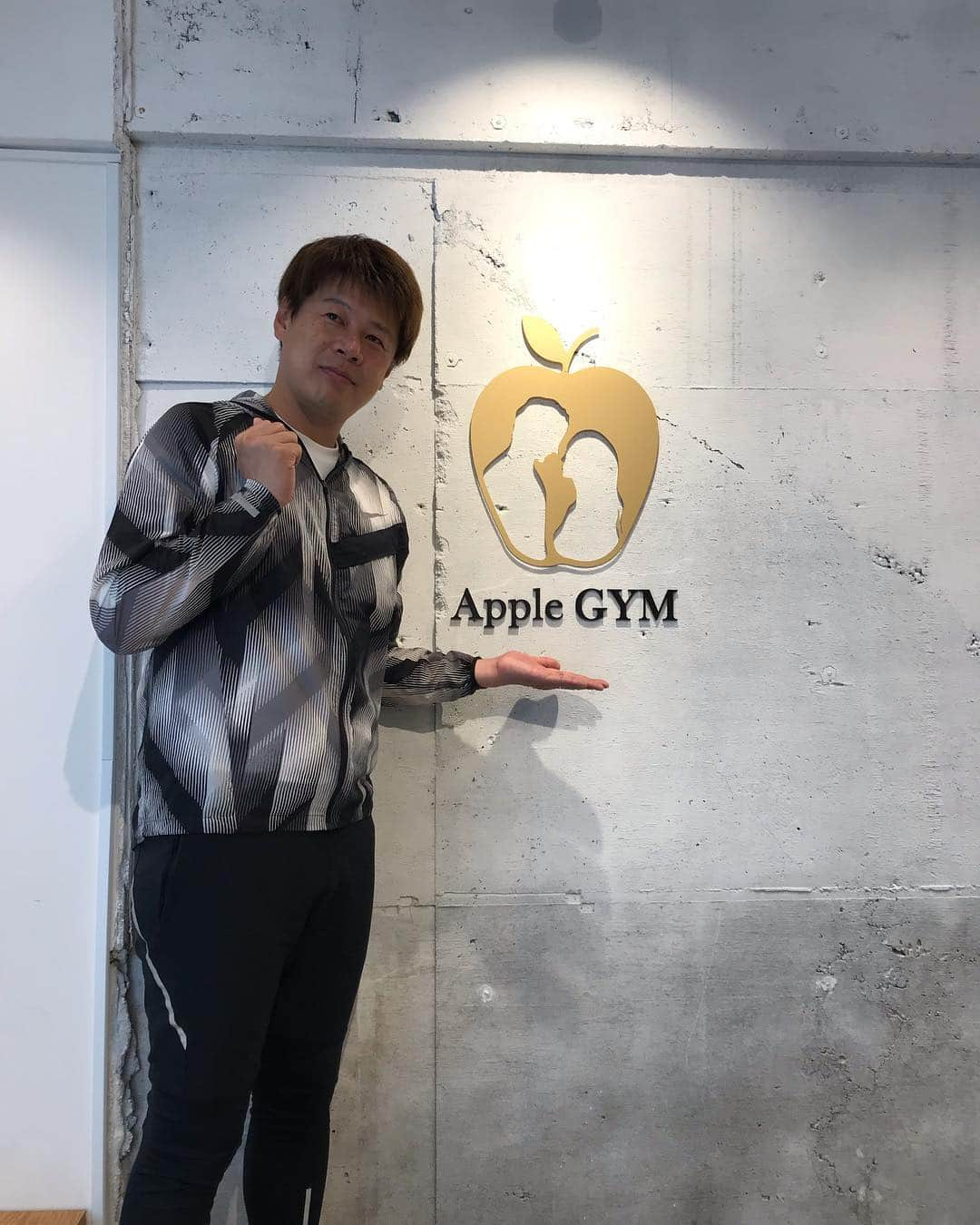 ロッシーさんのインスタグラム写真 - (ロッシーInstagram)「実は、3月から AppleGYMに、通ってます！ ダイエットして、健康に！痩せるぞ！！ 現在84キロ目指せ！74キロ！ #AppleGYM #アップルジム #ダイエット #パーソナルトレーニング #アップルジム芸人 で、  #去年の今日 の #会話メモ #1日の会話の中で心に残った会話や発言や文字をメモして文字にし発表！ #挿絵 あり #ロシ文字 #ロシ写真 #ロシ動画 #野性爆弾 #ロッシー #より。  2018年  4月9日  娘「しかちゃんと、おんなじー」  僕「あら、ほんと！」 家にて、  ドラえもんのしずかちゃんの人形と同じポーズ！可愛いね！  #ドラえもん #しずかちゃん #人形 #可愛いね！  2018年  4月10日  息子「ブロックえもん 飛んでるー！！」 僕「すごいね！」 家にて、  嫁のハマってるnanoブロックのドラえもんを ブロックえもんと、名付けてる！可愛いね！  #nanoブロック #nanoblock #ブロック  2018年  4月11日  井本「何してんすか？兄さん！」 僕「パンクや！井本や！！」 井本「なんで！！」 自転車屋前にて、  とある町で、ばったり ライセンス井本 と出会う！ ビックリな偶然！すげ！  #自転車屋 #パンク修理中 #ライセンス井本 #偶然 #ビックリ  #息子 当時 4歳5ヶ月 #娘 当時 2歳10ヶ月」4月11日 17時55分 - yaseibakudan_rossy