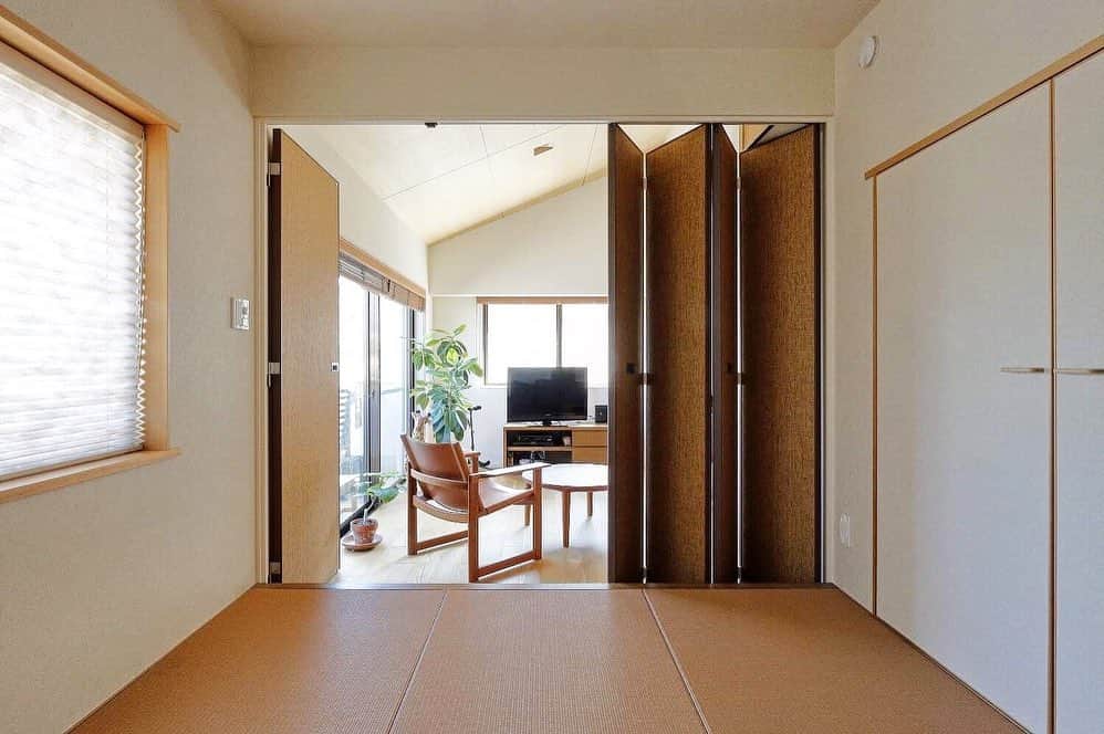 feve casaのインスタグラム：「マンションのスケルトンリフォーム。 リビング・ダイニングは傾斜天井、子供室はロフト、廊下+トイレ部分に屋根裏収納と、高さ方向をフルに生かしたリフォームとなりました。 リビングにつながる和室も使いやすそうです。 設計：白崎泰弘/有限会社シーズ・アーキスタディオ建築設計室  実例いっぱいあります @feve_casa  #設計事務所とつくる家 #マンションインテリア #マンションリフォーム #和室 #リノベーション #リノベーションマンション」