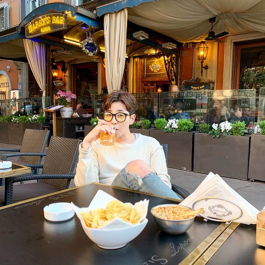 DINDINのインスタグラム：「안 쓴척하려고 했지만 결국 🥃  #딘딘 #이탈리아여행기 #harrysbar」