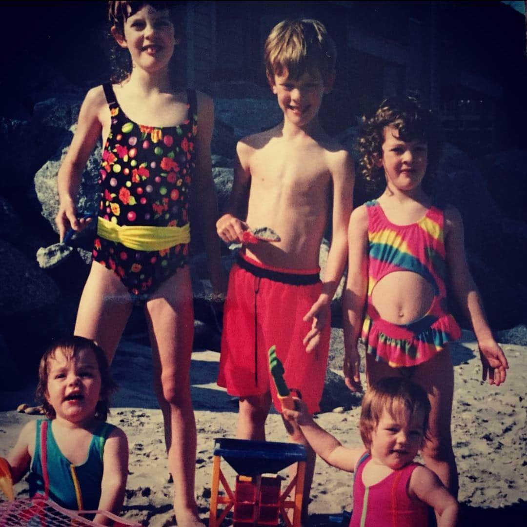 アリソン・シュミットのインスタグラム：「💖 love, family, & friendship 💖  #happynationalsiblingday #wegainedanotherbrother」