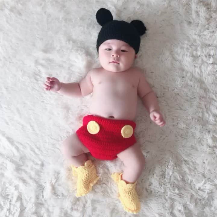 のインスタグラム：「3months!!🎉 こんなにぷくぷく大きくなりました💗 My happy baby,  you make my everyday so special!🧡💛🧡 I love being mom much more than I thought😘 #3months #baby #３ヶ月 #boy #mickey #あっという間 #love #iloveyou #son」