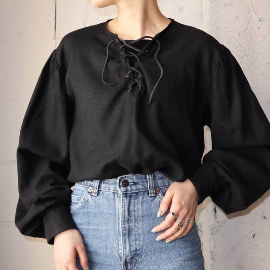 吉祥寺 古着屋 Orfeoのインスタグラム：「Vintage Lace Up Blouse  #Orfeo #Kichijoji #Tokyo #vintage #used #fashion #coodinate #outfits  掲載商品のお問い合わせはメールにて承っております。コメント、DMでのお問い合わせは受け付けておりませんのでご了承ください。」
