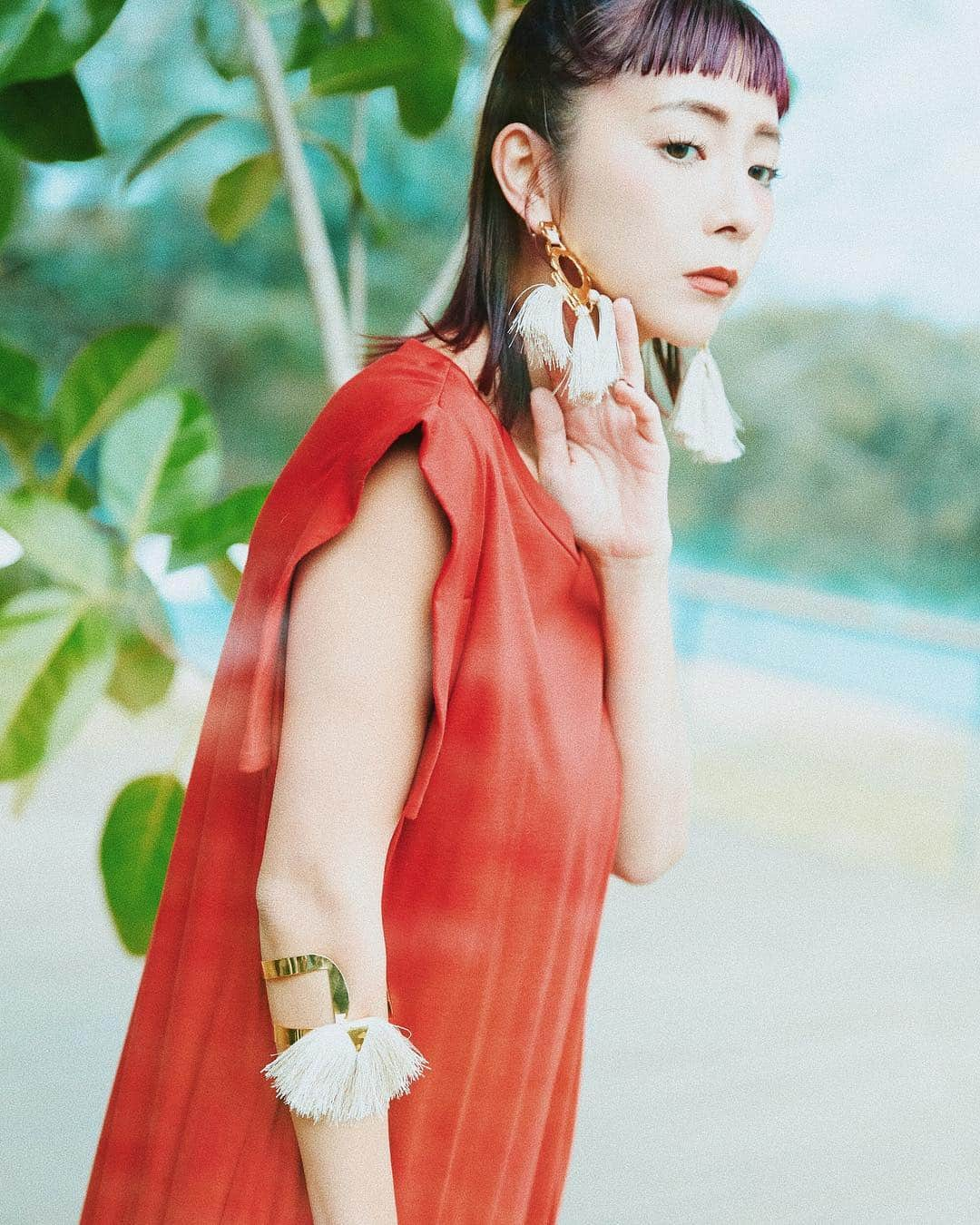 荻原桃子さんのインスタグラム写真 - (荻原桃子Instagram)「夏に着たい真っ赤なカットソーワンピース  夏になると毎年赤系着たくなるのよね〜  これはUN3D.で人気の形の夏用カットソーバージョン  ラフに1枚で着れるから扱いも楽だしとってもオススメです  大ぶりのアクセサリーも映えるわ♡  #UN3D @un3d_official」4月11日 12時46分 - momokoogihara