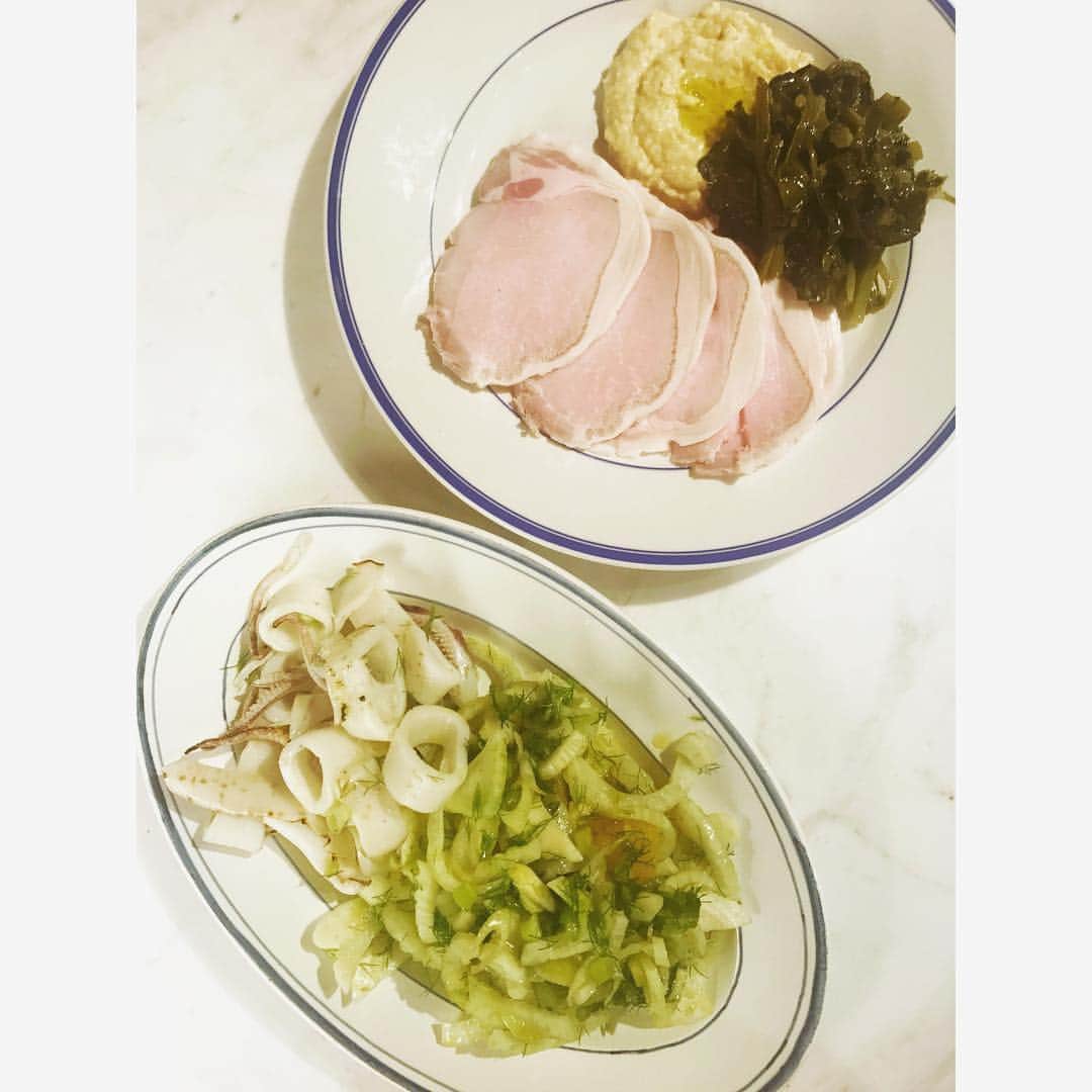 冷水 希三子さんのインスタグラム写真 - (冷水 希三子Instagram)「フムスと菜の花のクタクタ煮を合わせて 食べるのが今の気分。 豆のコクと菜の花の苦味とクタクタにした食感が、 合わさって美味しい。 20年近く前にイタリアで食べた郷土料理の 乾燥空豆のピュレと青菜のクタクタ煮をイメージ！ しかも、ハムが美味しく出来た日だから嬉しい！！」4月11日 12時47分 - kincocyan