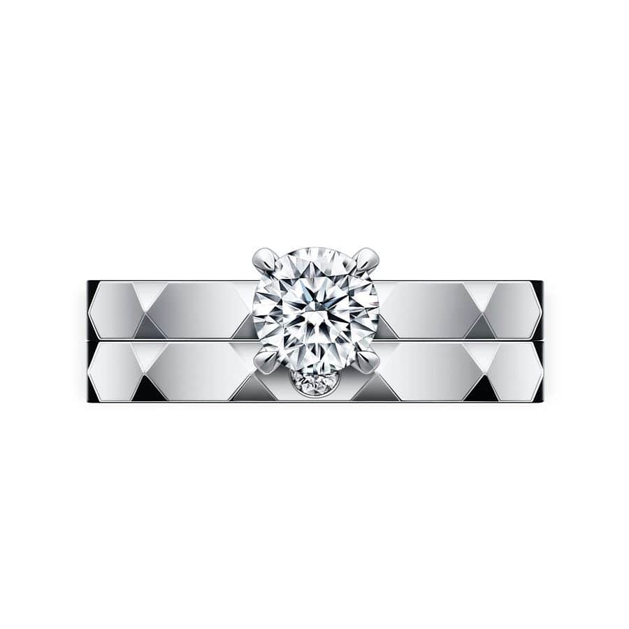ラザール ダイヤモンド ブティック公式 | 婚約・結婚指輪さんのインスタグラム写真 - (ラザール ダイヤモンド ブティック公式 | 婚約・結婚指輪Instagram)「・ 「結婚指輪と婚約指輪、重ね着け…３パターンも楽しめる”セットリング”」 ・ 婚約指輪を着ける機会があまりないからと言って、お家で大切に保管しておくのはもったいない……最近はそんなニーズに合わせて、結婚指輪と一緒に重ね着けするようにデザインされた指輪も多く販売されています。重ね着けをすると、指輪１本の時より、指先にボリュームが出て、気持ちも華やかに。 ・ ━…‥・‥…━…‥・‥…━━…‥・‥…━…‥・‥…━ SETリング SWEET IVY/スイートアイヴィ…蔦のように絡み合い「永遠の愛」を紡ぐ。ピタリと重なるSETリング。マリッジリングを回転させ重ねることによりメレダイヤモンドの重なり、流れを感じるようなアレンジが可能です。 エンゲージリング：スイートアイヴィPRD(Carat : 0.20ct～/Price(税抜) : 311,000円～) マリッジリング：スイートアイヴィPR19 (Carat : 0.11ct/Price(税抜) ：185,000円) ━…‥・‥…━…‥・‥…━━…‥・‥…━…‥・‥…━ ・ THE WORLD’S MOST BEAUTIFUL DIAMOND® 商品詳細はプロフィール @lazarediamond_boutique のURLからどうぞ ・ ご予約のうえ、初来店の方に2,000円分のJCB商品券をプレゼント ・ #ラザールダイヤモンド #lazarediamond #プロポーズ #ブライダルリング #マリッジリング #エンゲージリング #エンゲージメントリング #ダイヤモンド #ダイヤモンドリング #プラチナリング #ジュエリー #ring #bridal #jewelry #結婚 #指輪 #婚約 #婚約指輪 #結婚指輪 #婚約指輪選び #結婚指輪選び #指輪探し #婚約しました #結婚しました #結婚式 #結婚式準備 #2019年春婚 #2019年夏婚 #2019年秋婚 #2019年冬婚」4月11日 13時00分 - lazarediamond_boutique