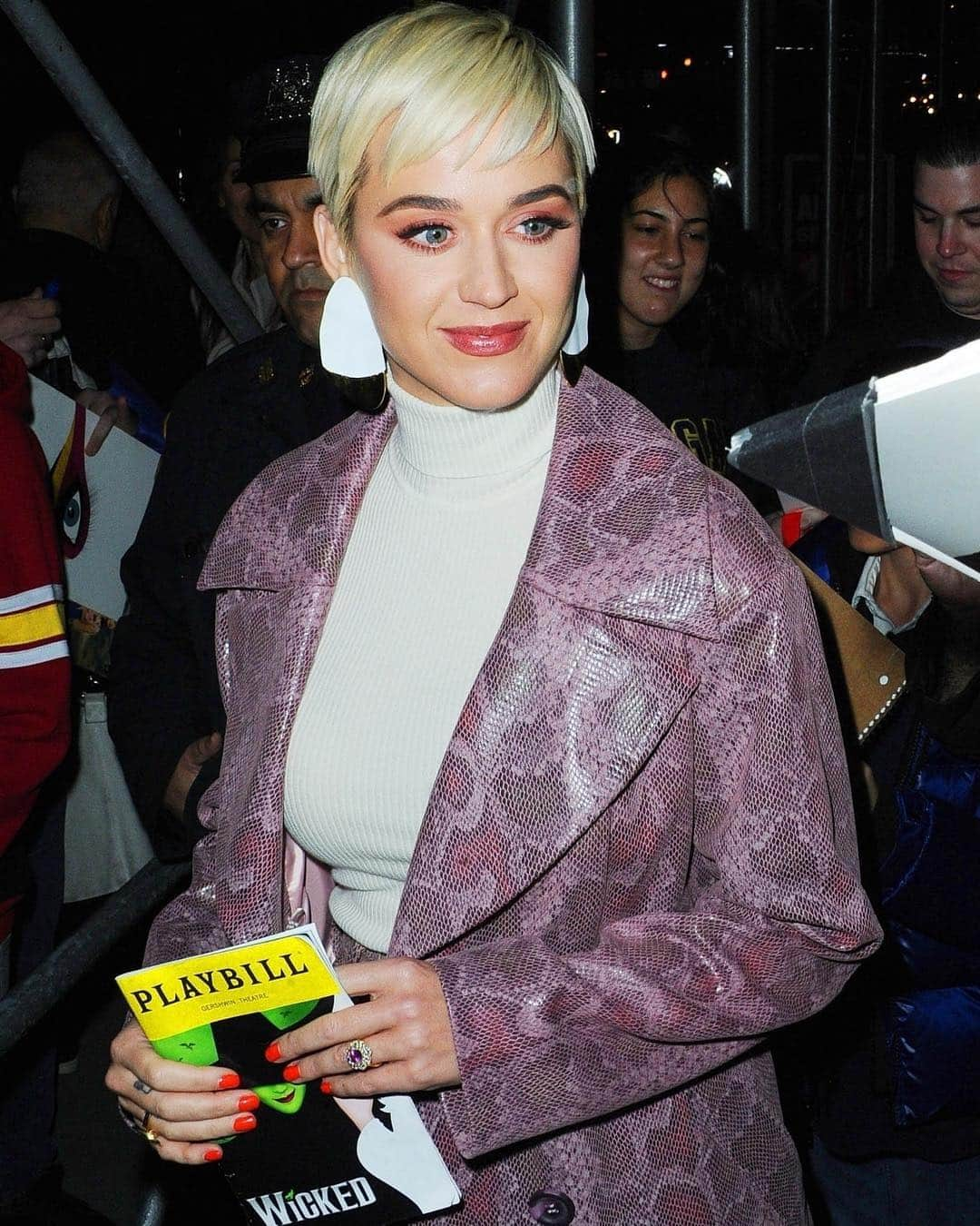 Just Jaredさんのインスタグラム写真 - (Just JaredInstagram)「@katyperry heads out after catching a performance of @wicked_musical. Photos: Backgrid」4月11日 12時52分 - justjared