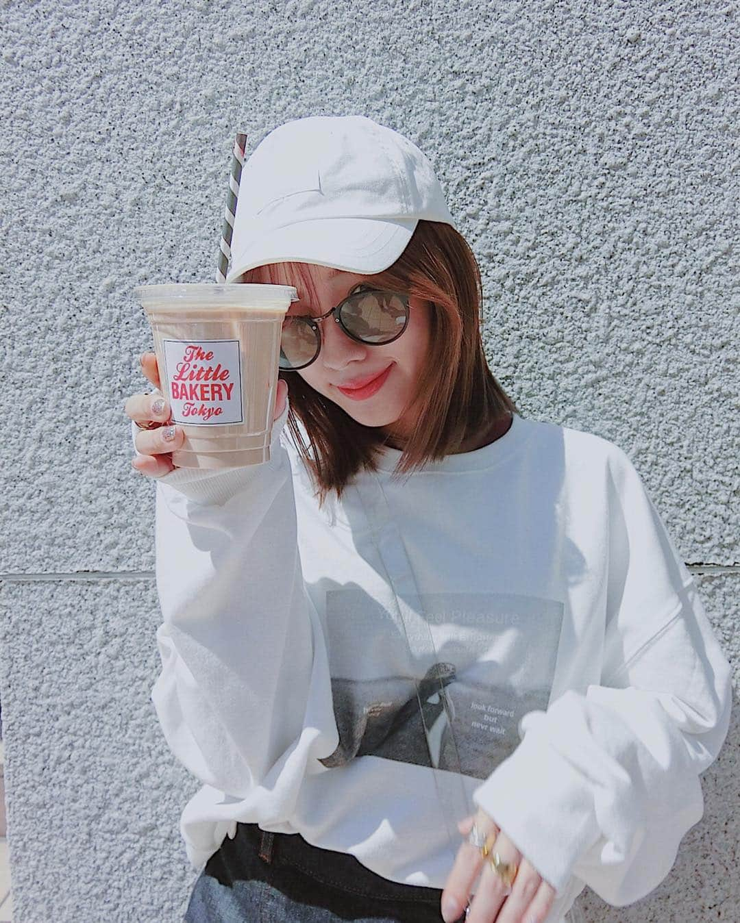 前田希美（まえのん）さんのインスタグラム写真 - (前田希美（まえのん）Instagram)「カフェコーデ☺︎ 撮影前ですっぴんなので (リップだけ💄) サングラスで隠してます。笑  キャップはどんなコーデにも会う N WITH.キャップ。  個人的に今の季節 Whiteが1番使いやすい♥  SSに絶対したくなるホワイトコーデもホワイトキャップを被ったら完成します！  まだWhiteは発売中です。  #のんの私服 #のんカフェ巡り  #NWITH #エヌウィズ  @n_with_official」4月11日 13時08分 - maeda_nozomi