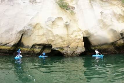 asoview! さんのインスタグラム写真 - (asoview! Instagram)「日本三景のひとつ奥松島をSUPでクルージング。海況しだいではダイナミックな洞窟の中を探検することもできます。海の透明度も高く、すぐ目の前を魚が泳いでいく姿もみれますよ。 . . ≕≔≕≔≕≔≕≔≕≔≕≔≕≔≕≔≕≔≕≔⁣⠀ 🌏Location @日本三景・松島（宮城県） 🏄‍♂️Organizer is  ハンナファーム 📸Picture by @hannahfirm_sendai ≕≔≕≔≕≔≕≔≕≔≕≔≕≔≕≔≕≔≕≔⁣⠀ .⁣⠀ 🏄‍♂️全国1万9千件以上の遊び紹介中⛺️ @asoview⁣⠀ .⁣⠀ あなたの体験の思い出を#アソビュー のハッシュタグをつけて教えてください♪⁣⠀ ステキな投稿はasoview!や @asoviewでご紹介させていただきます❤️ .⁣⠀ #本日のアソビ は⁣⠀ https://www.asoview.com/item/activity/pln3000026891/」4月11日 13時01分 - asoview
