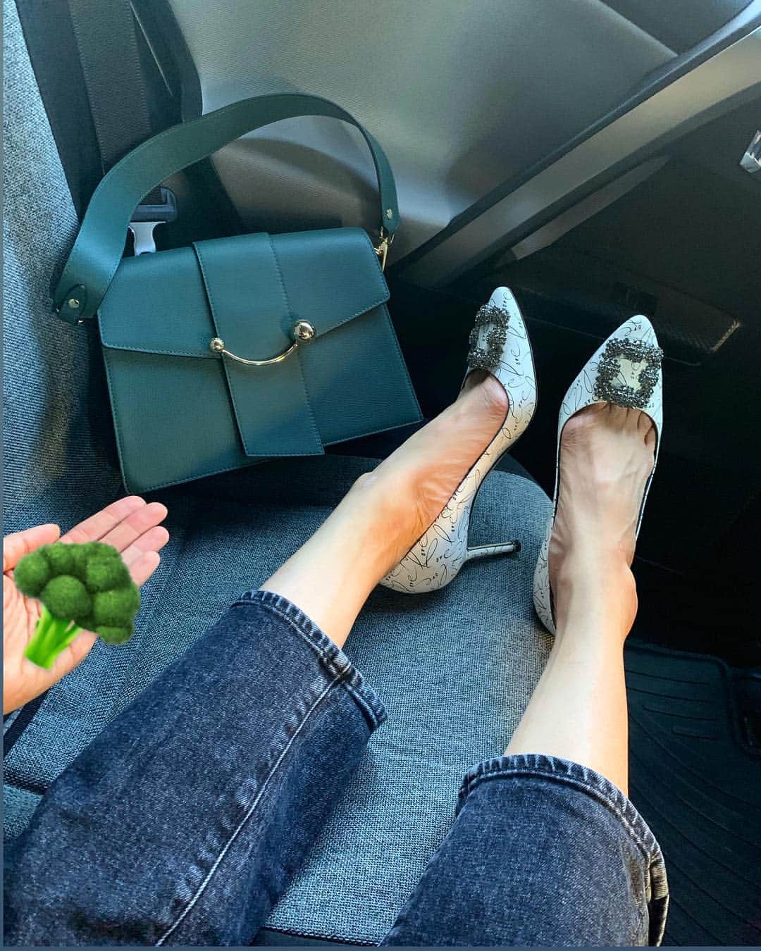 エヴァ・チェンさんのインスタグラム写真 - (エヴァ・チェンInstagram)「Ladylike shoes and a bag that reminded Ren of “broccoli, blech!”: today’s #evachenpose 😁」4月11日 13時02分 - evachen212