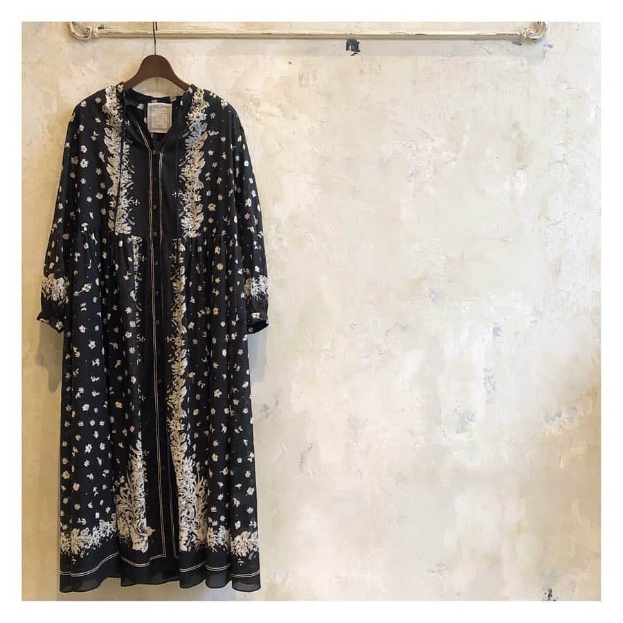 BEARDSLEY offcial instagramさんのインスタグラム写真 - (BEARDSLEY offcial instagramInstagram)「大胆なスカーフ柄 モノトーンなら挑戦しやすい。 . ¥40,000+TAX BEARDSLEY 2サイズ展開 . . #beardsley #2019ss #onepiece #scarf #monotone #ビアズリー #春夏 #ワンピース #スカーフ #モノトーン #マキシワンピース」4月11日 13時06分 - beardsley.pr