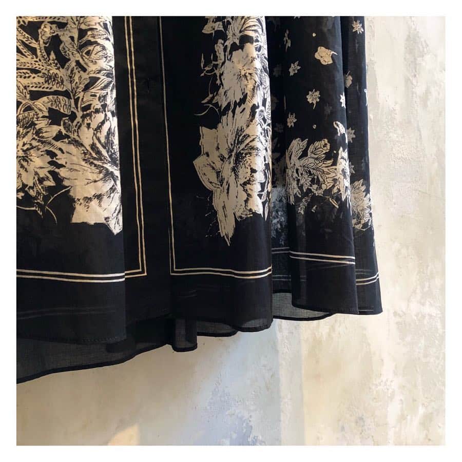 BEARDSLEY offcial instagramさんのインスタグラム写真 - (BEARDSLEY offcial instagramInstagram)「大胆なスカーフ柄 モノトーンなら挑戦しやすい。 . ¥40,000+TAX BEARDSLEY 2サイズ展開 . . #beardsley #2019ss #onepiece #scarf #monotone #ビアズリー #春夏 #ワンピース #スカーフ #モノトーン #マキシワンピース」4月11日 13時06分 - beardsley.pr