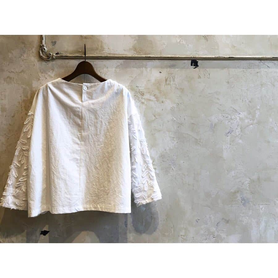 BEARDSLEY offcial instagramさんのインスタグラム写真 - (BEARDSLEY offcial instagramInstagram)「ON OFFどちらも頼れる blouse。 . blouse ¥20,000+TAX BEARDSLEY . . #beardsley #2019ss #blouse #embroidery #leaf #ビアズリー #春夏 #ブラウス #刺繍 #葉 #お出かけ #お仕事 #普段着」4月11日 13時06分 - beardsley.pr